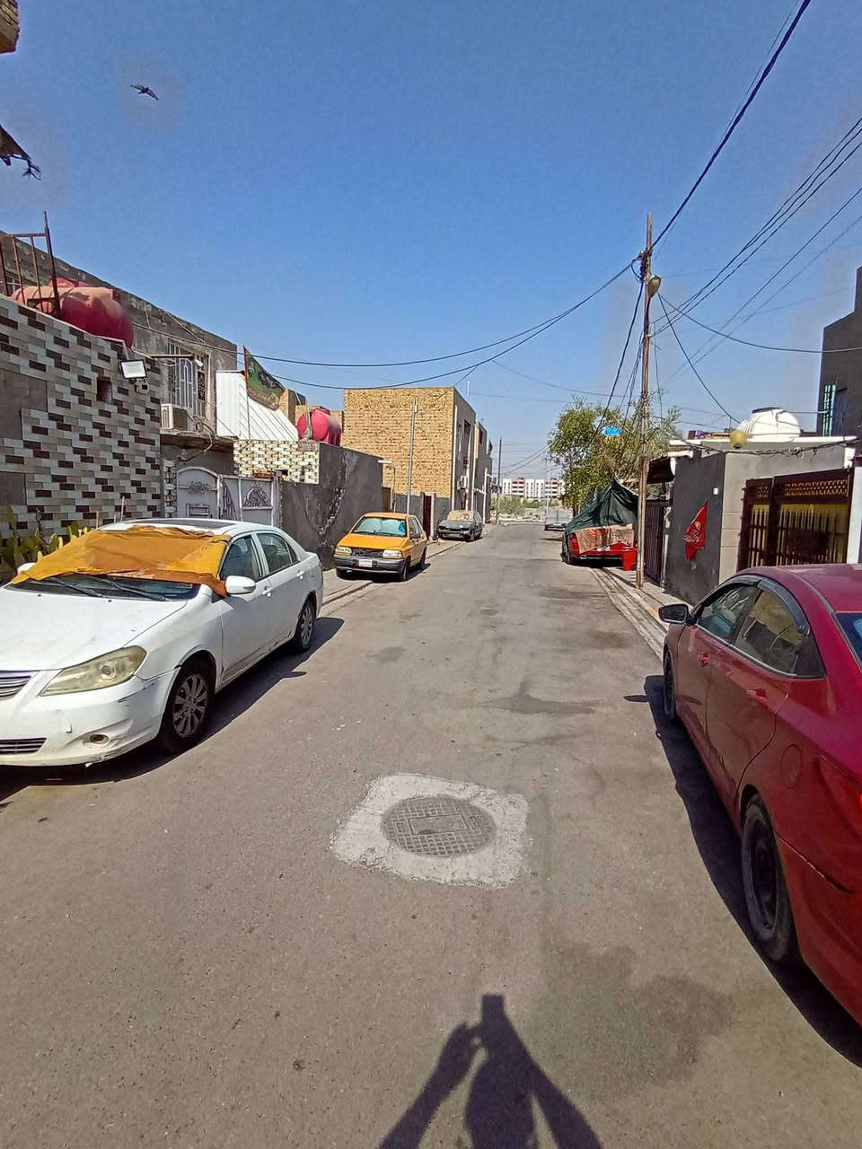 دار للبيع في حي الفرات شارع حمورابي قرب اسواق الجوهره
يباع نقد وع المبادره بمقدمه شرط 
المساحه 138 واجهة 6 نزال 23
الاول كونكريت غرفه وصاله وبراني ومطبخ حار وبارد وصحيات داخليه وخارجيه ومناور 
الثاني عكاده غرفه وبيتونه وسطحين امامي وخلفي
عالي عن الشارع موقع حلو وقريب ع شارع حمورابي رابع بيت عن الشارع الرئيسي خدمات كامله علما ان البيت فارغ حاليا وجاهز للسكن
للاستفسار ***********
