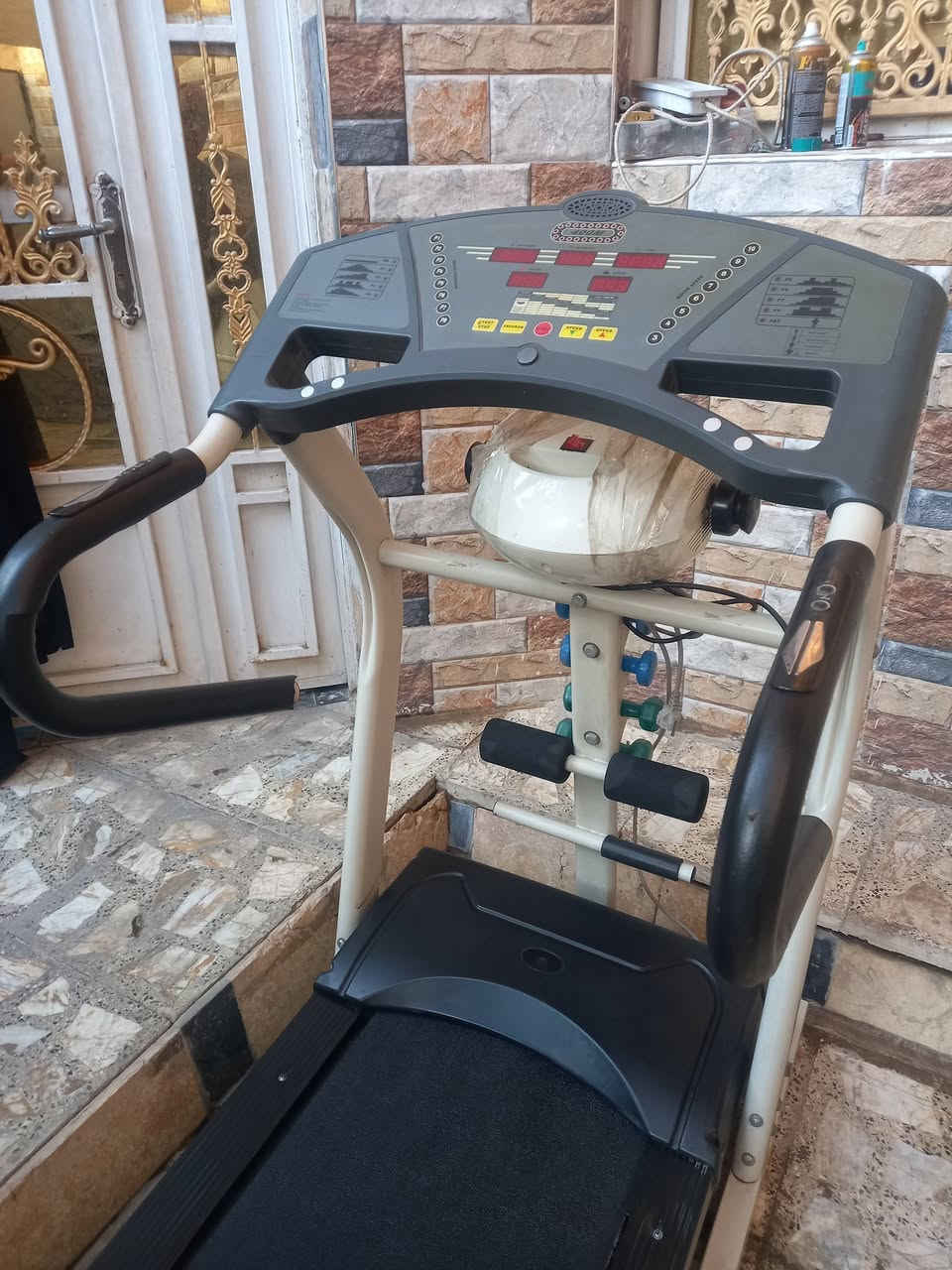 جهاز جري استخدام منزلي نضيف جدا وزن يتحمل ١٦٠كيلو بي حزام تكسير شحوم تدليك جسم كامل موصفات مبي ثري سماعات بلوتوث نبظات القلب سعة الحرار تمرين مال معده مال شناو العنوان بغداد السعر ٢٢٥. ***********
