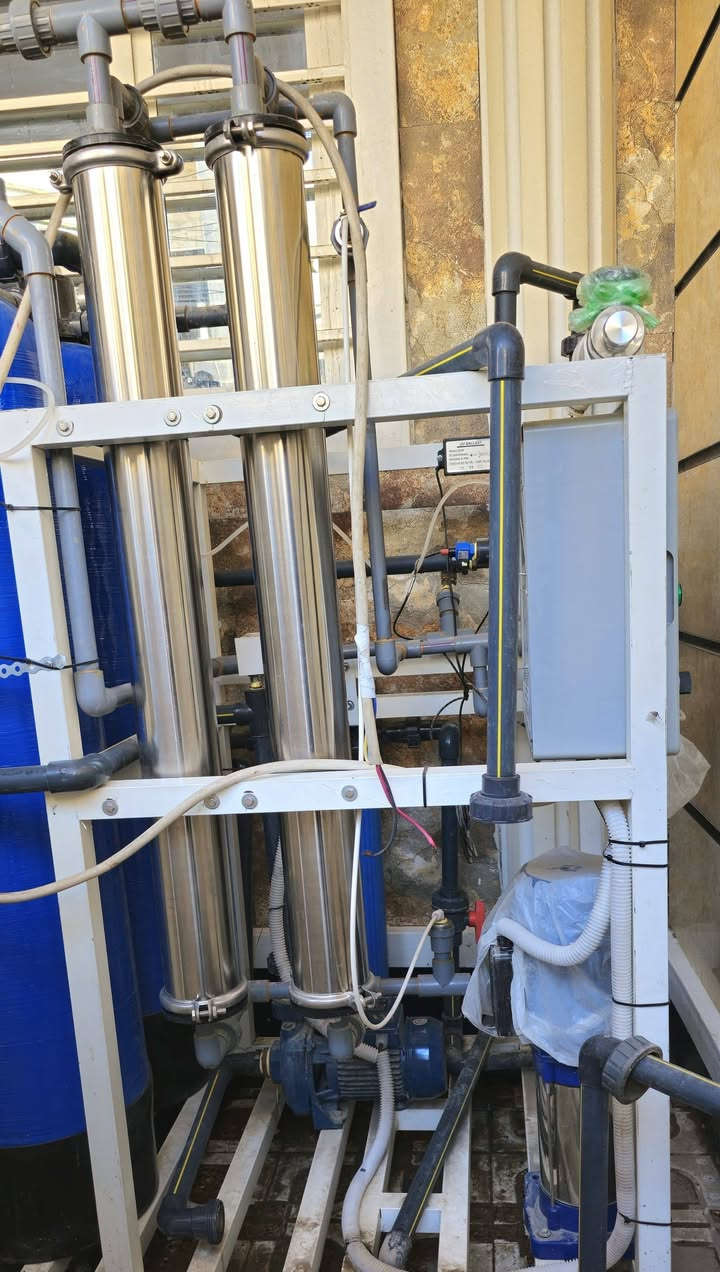 ✨ فرصة استثمارية ذهبية: منظومة تصفية مياه RO (جديدة بالكرتون) للبيع فوراً! 💧
إذا كنت تخطط لفتح مشروع بيع مياه، معمل مصغر، أو تحتاج لتأمين مياه نقية لمجمع سكني، مطعم ضخم، أو حسينية.. نوفر لك المنظومة المثالية بأعلى كفاءة وأفضل سعر في السوق!
نعرض لكم محطة إنتاج وتصفية مياه RO متكاملة (جديدة تماماً وغير مستعملة سابقاً)، مصممة بأحدث التقنيات لضمان إنتاج مياه عذبة ونقية 100%.⚙️ المواصفات والمميزات الفنية:الطاقة الإنتاجية: 500 لتر في الساعة الواحدة (إنتاجية عالية ومستمرة تلبي احتياجك اليومي بكفاءة).
السعة التخزينية: مزودة بـ خزانين ضخمين، سعة الخزان الواحد 2000 لتر (إجمالي تخزين 4000 لتر لضمان ضخ مستمر ودون انقطاع).
ملحق خاص للمشاريع: تحتوي على منصة (ميز) مخصصة لغسل وتعقيم بطالة (دبات) الماء قبل الملء، لتقديم أعلى مستويات النظافة والاحترافية لزبائنك.الحالة: جديدة  وجاهزة للتركيب المباشر.
💰 السعر:2,500,000 دينار عراقي فقط! (مليونين و500 ألف دينار) وبيها مجال للاتصال ***********
