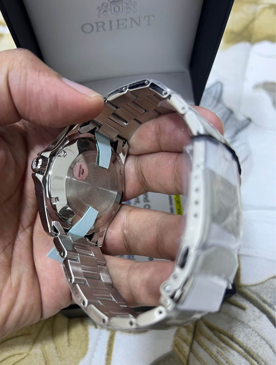 للبيع  تحفة يابانية فاخرة 

 Orient Automatic

 ساعة راقية بتفاصيل فخمة ومينا اسود ملكي تخطف النظر مع كل انعكاس ضوء صناعة يابانية أصلية 

  قطر الساعة: 41mm

 حركة أوتوماتيك احترافية تعمل بالحركة بدون بطارية

 سوار ستانلس ستيل فاخر بتشطيب عالي الجودة

 عرض للتاريخ بتصميم أنيق وكلاسيكي

 الحالة: جديدة بالكامل بالباكيت

 السعر: 400$ قفل

 للجادين وأصحاب الذوق الراقي – التواصل خاص او واتس اب *********** بغداد, العراق
