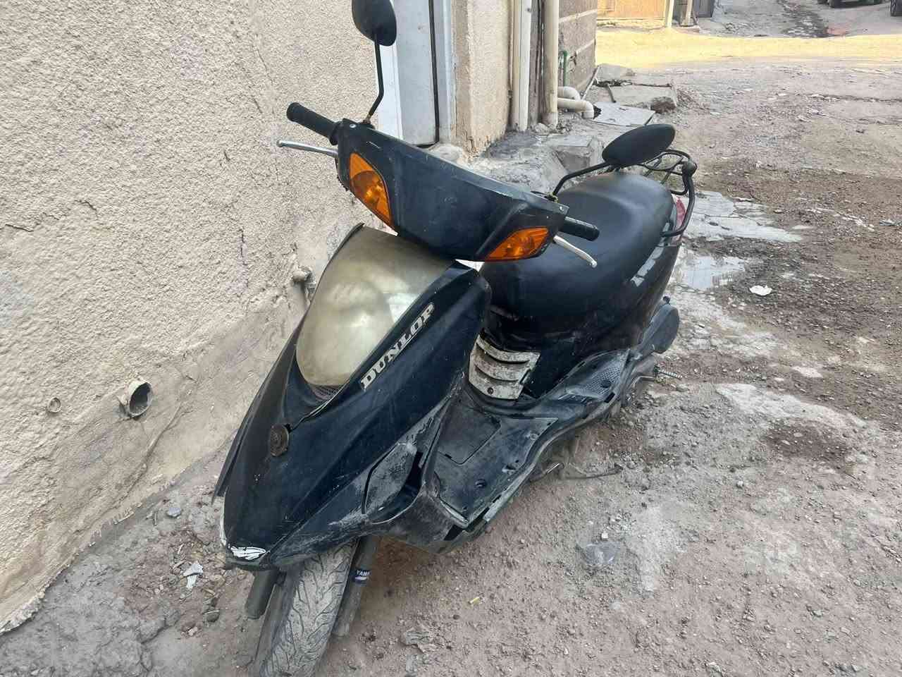 دراجه بريز دراجه شغاله تخبل  مكينتها تخبل بس كفراتها تعبانه سعرها400وبيها مجال للطيبين وهاذ رقمي***********
