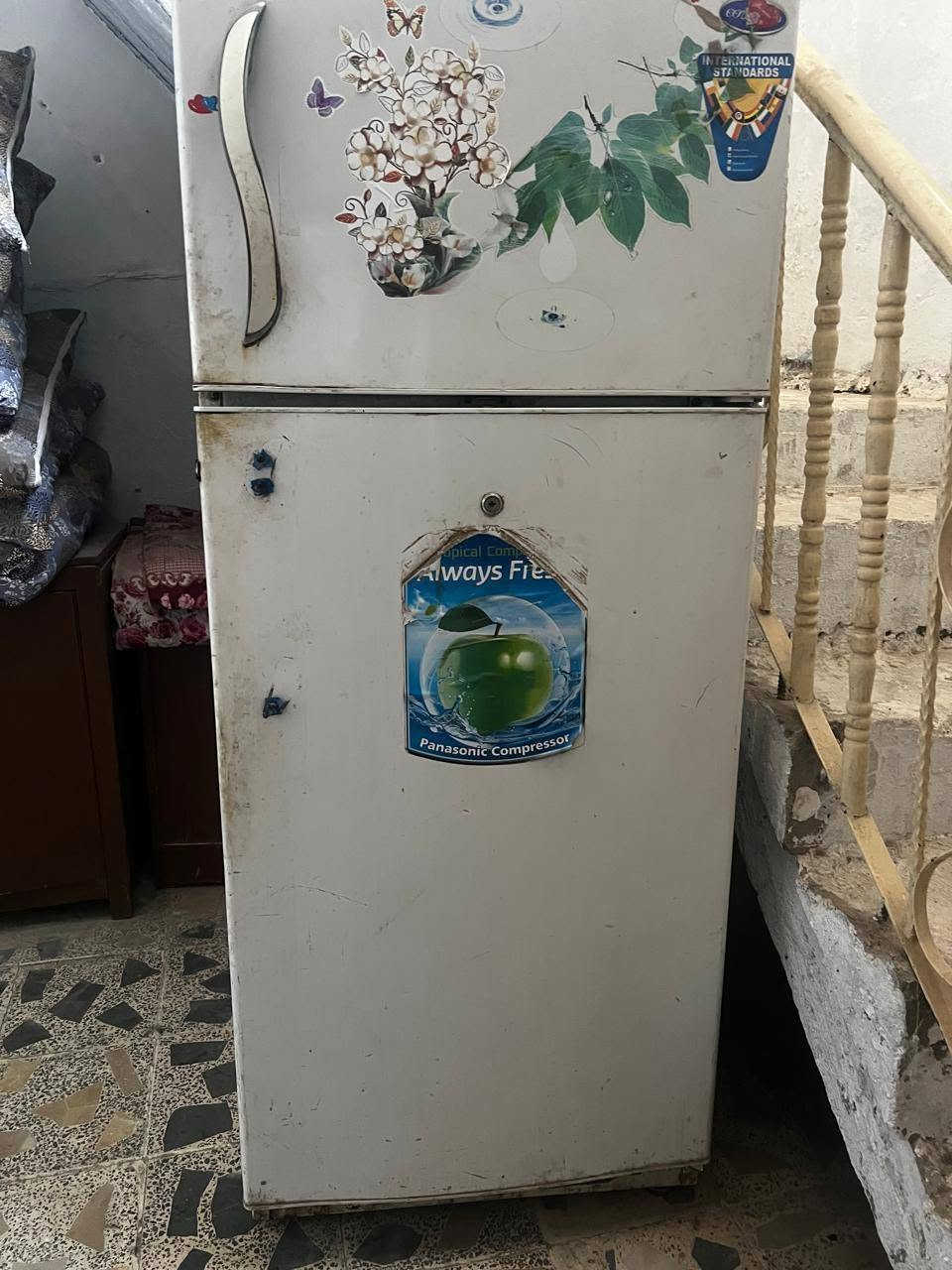 مبرده وثلاجه وكنفيره وبلازمات للبيع المراسله او الإتصال ***********
