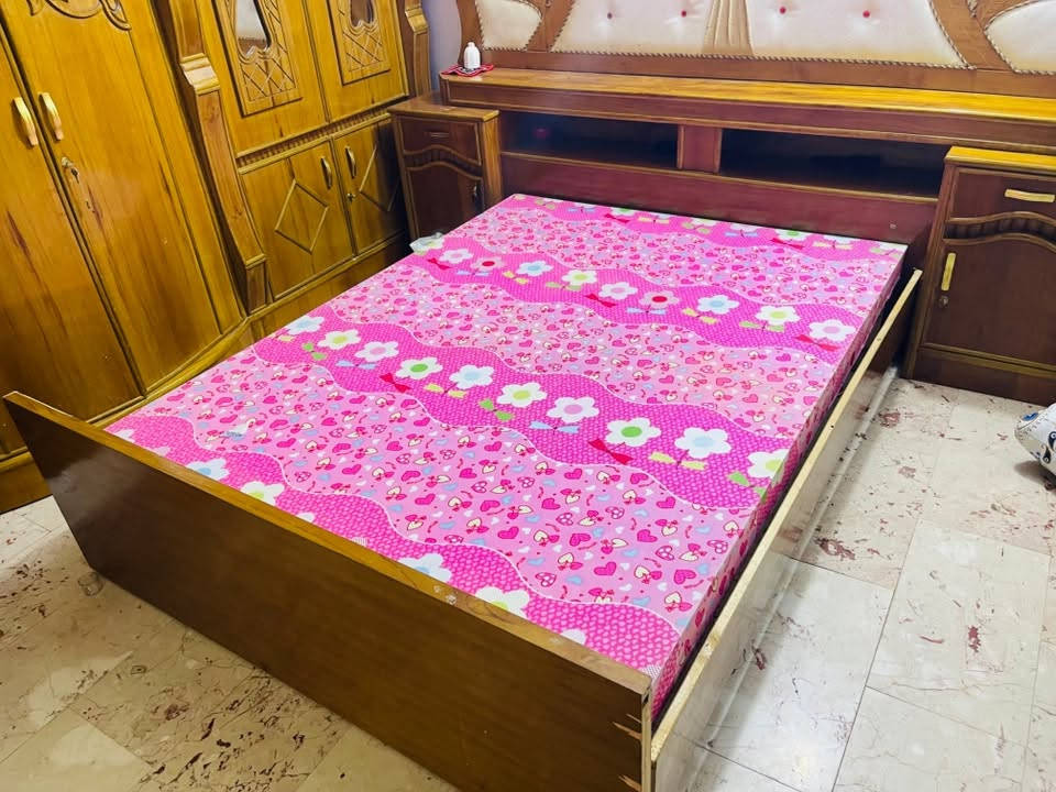 غرفة خشب • نضيفه • مستعمله 6 اشهر