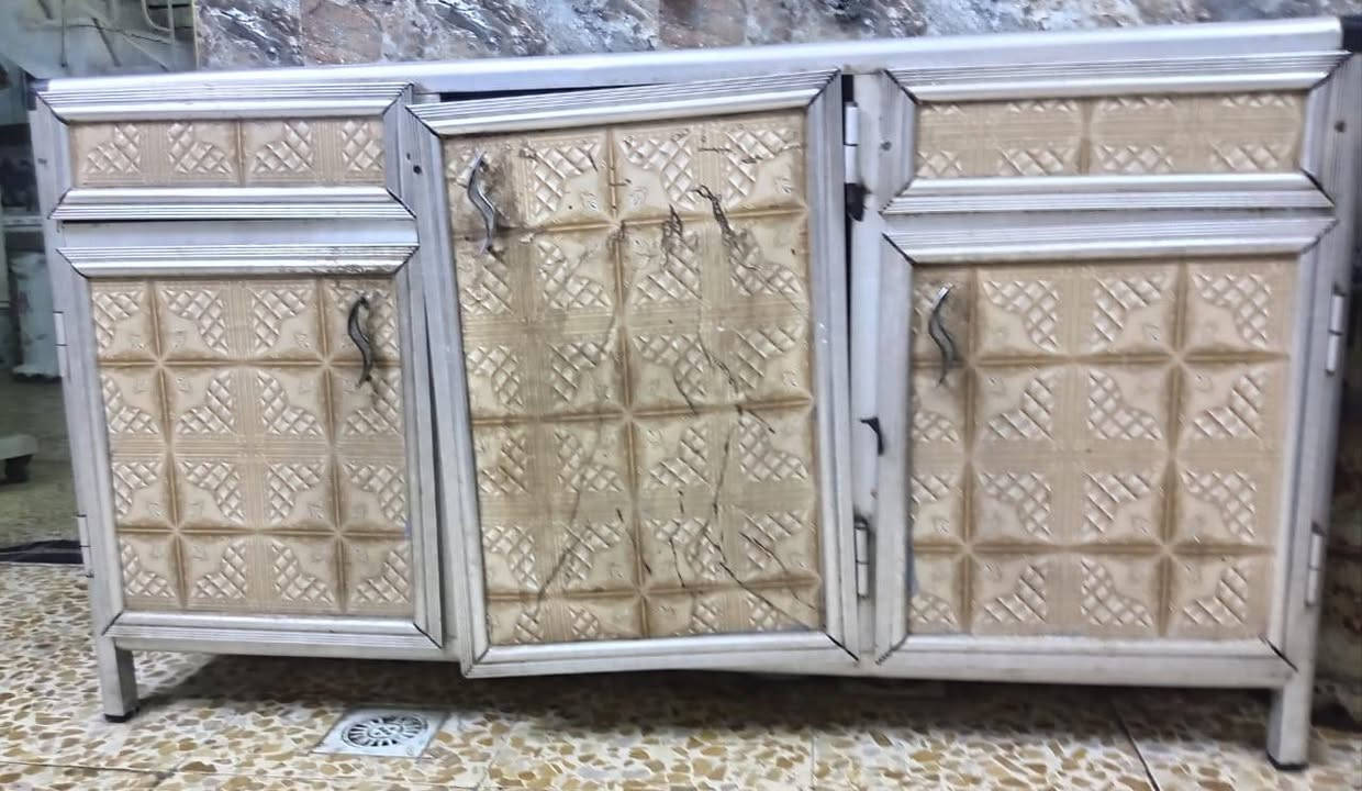 السلام عليكم كاونتر للبيع نضيف مترتين والسنك متره ونص سعره 175 والمبرده نضيفة شغاله سعرهه 75 للتواصل رقم واتس اب ***********
