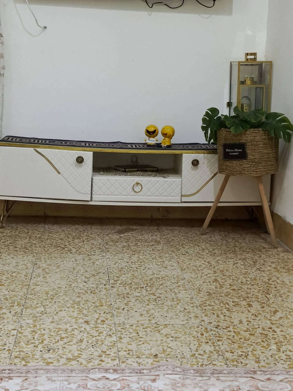 ميز تلفزيون