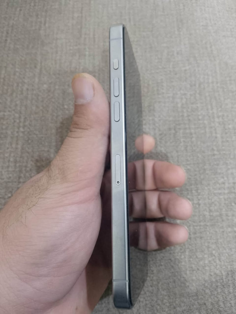 📱🔥 للبيع iPhone 15 Pro Max | 256GB

للبيع جهاز iPhone 15 Pro Max سعة 256GB، لون بلاتينيوم، الجهاز بحالة ممتازة جدًا من ناحية الاستخدام والنظافة، ومناسب للي يريد جهاز نظيف ومحافظ عليه بدون وجع رأس.

✨ حالة الجهاز:
• نظافة خارجية 100% 💯
• الجهاز ما مفتوح نهائيًا
• جميع القطع أصلية
• لا توجد أي رسائل أو تحذيرات خاصة بالقطع أو الصيانة
• الشاشة أصلية وتعمل بصورة طبيعية
• Face ID شغال بدون أي مشكلة 🔐
• True Tone شغال بصورة طبيعية
• جميع الكاميرات شغالة بالكامل 📸
• الجهاز يعمل بصورة طبيعية وما بيه مشاكل مخفية

🔋 البطارية: 77%
البطارية مذكورة بكل وضوح حتى يكون البيع على المكشوف وماكو أي معلومة مخفية عن المشتري.

📦 المرفقات:
• العلبة الأصلية موجودة ✅
• الكيبل موجود ✅

💎 الجهاز مناسب للي يهتم بالنظافة والحالة الأصلية، خصوصًا أن الجهاز ما مفتوح وجميع قطعه أصلية.

💰 السعر: 950,000 دينار عراقي
السعر قابل للتفاوض بحدود المعقول .

📌، والفحص حق المشتري بالكامل قبل إتمام البيع، والجهاز مطابق للوصف المذكور بالإعلان.

اللي يبحث عن جهاز نظيف وأصلي ومحافظ عليه، هذا الجهاز يستاهل المعاينة. 🤍📱
بصرة جمهوريه
***********
