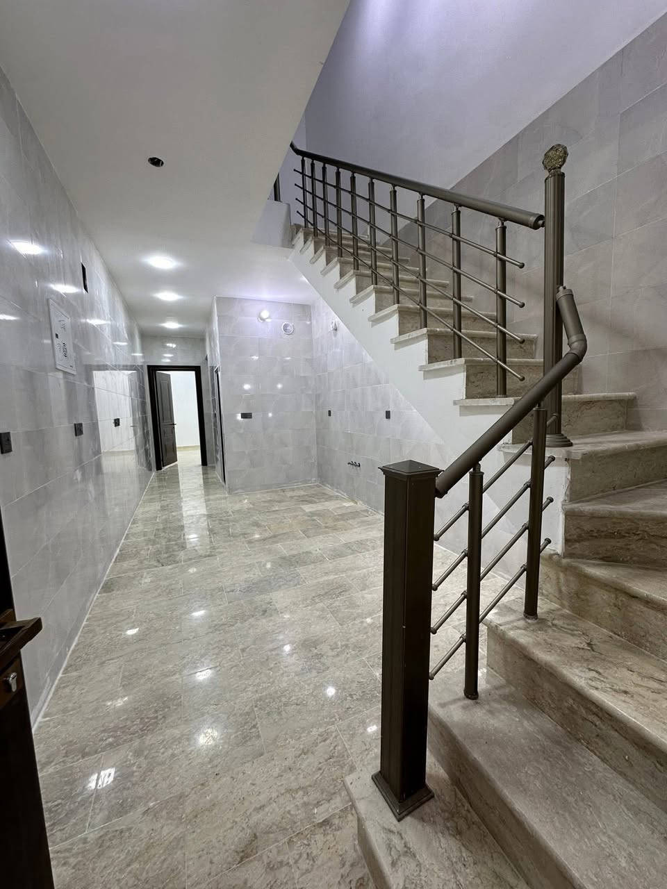 مشتملات للبيع العدد ٢
مساحة المشتمل ٧٢ متر 
بناء حديث تسليم مفتاح
الموقع 📍الشعب حي التجار مقابيل جامعه الامام الكاظم موقع ممتاز
يحتوي على #استقبال #مطبخ #٣غرف #خدمات
للأستفسار آكثر الأتصال على الأرقآم 
***********
الأخوين للوساطة العقارية
