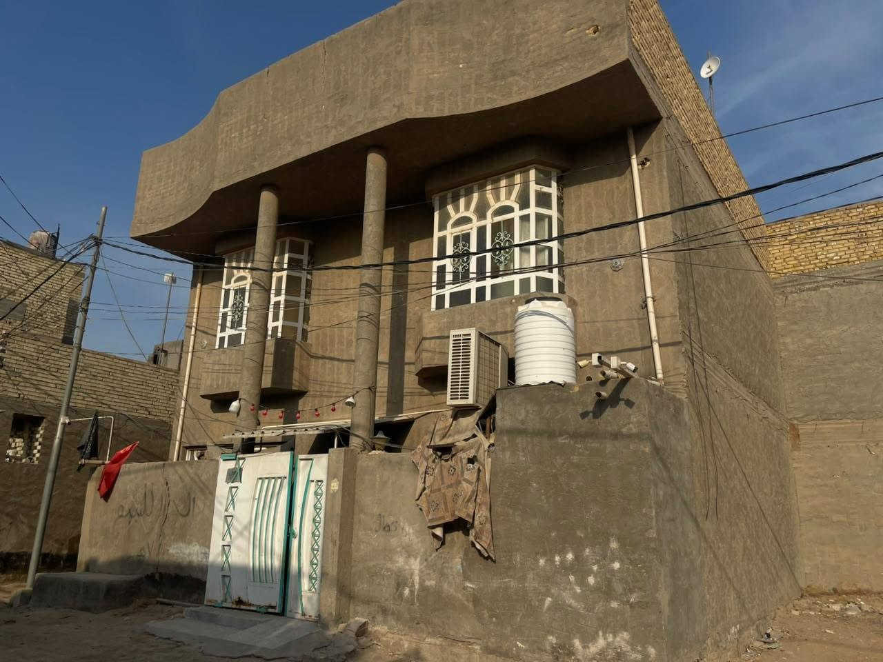 سلام عليكم اني مكلف بنشر
 بيت ١٠٠ قابقين مربعة يحتوي على أربع غرف نوم استقبال ومطبخ  وصالتين و٣ حمامات البيت صب كونكريت بناء جمهوري بشارع جامعه الكفيل قريب على مدرسة الوردية وهاذه رقم صاحب البيت 
***********
