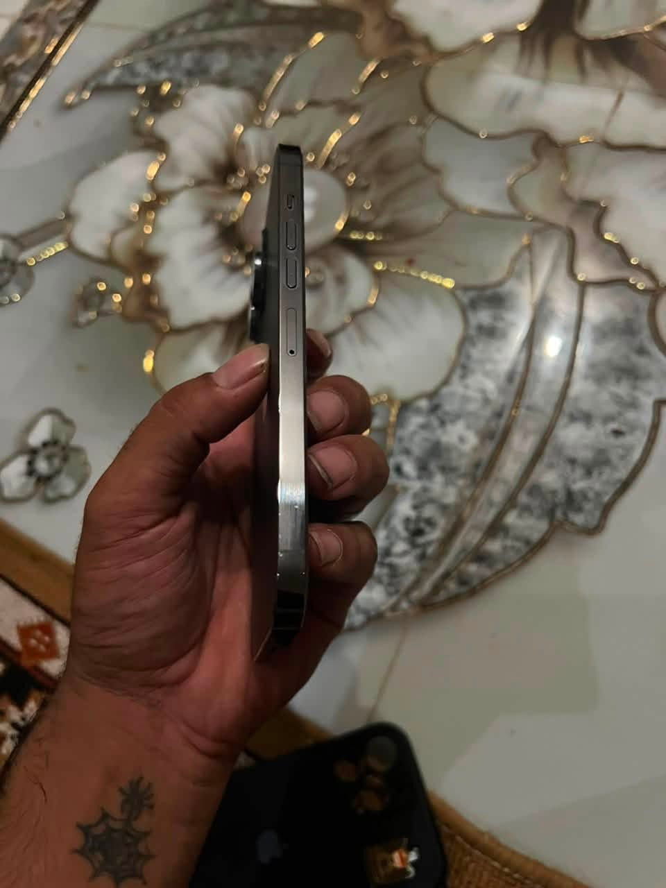 السلام عليكم 
ايفون 13 برو ماكس كفاله مامفتوح برغي بطاريه 83 بلادي لامرفوعه ولا مبدله نضافه واحد على واحد للبيع السعر 725قفل مكاني الغراف تواصل ‭***********
