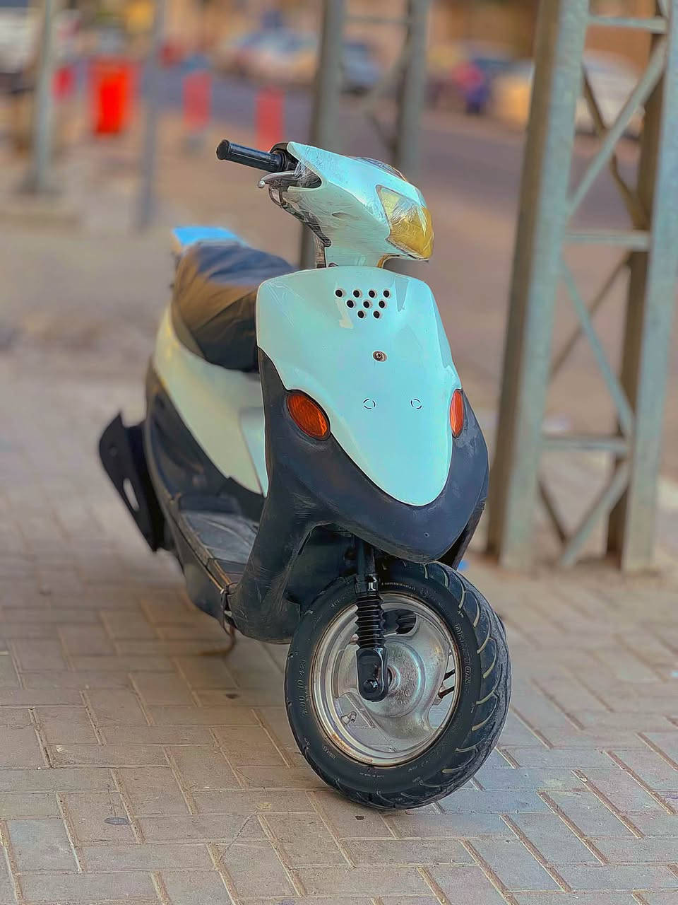 يا الله
‏دراجة ياماها تسع زروف
‏
‏الدراجة نضيفة وجديدة بجيس، استخدام كلش قليل، مال وكيل وما صارلهة هواي طالعة.
‏المكينة ما مفتوحة، والكابريتة بلاد، كلشي بيهة بلاد وعلى هيئة الوكالة.
‏المكينة صوتهة كلش ناعم 
‏
‏الكهربائيات كلهة شغالة:
‏سلف – أشاير – لايتات
‏بريك ورة وبريك كدام كلهن شغالين تمام.
‏قفال ستيرن وصندوك
‏
‏التايرات جدد.
‏الدراجة ما تحتاج شي وجاهزة.
‏
‏السعر 300 نهايتهة، ما بيهة أي مجال رجائن.
‏اقرة الوصف زين، إذا عجبتك الدراجة وعجبك السعر تتصل علي وكل الهلا بيك.
‏
‏ المكان: البصرة الجزائر
‏ ***********
