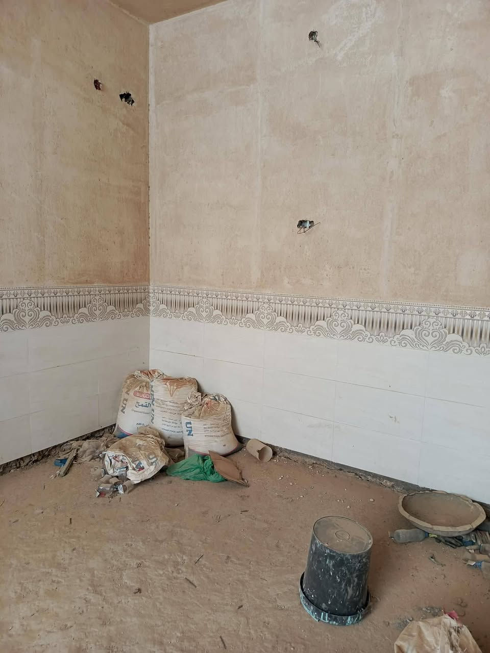 دار للبيع المساحه 100متر10×10طابوصرف المكان ام الهوى الجديده التوزيعرالجديدحي الصحه شارع الملعب الخماسي يبعدعن الشارع العام 100متر ينباع بلنقد وبلمده تدفع نص ولنص الثاني بلمده  البيت مثل ماموضح بلصوره  لاستفسارولاتصال على الرقم ***********
