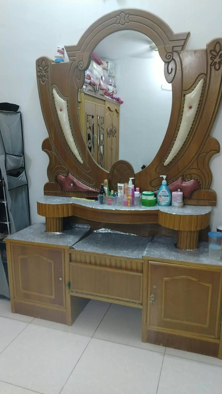 اثاث غرفه • خشب ثقيل • ترتيبات بسيطة