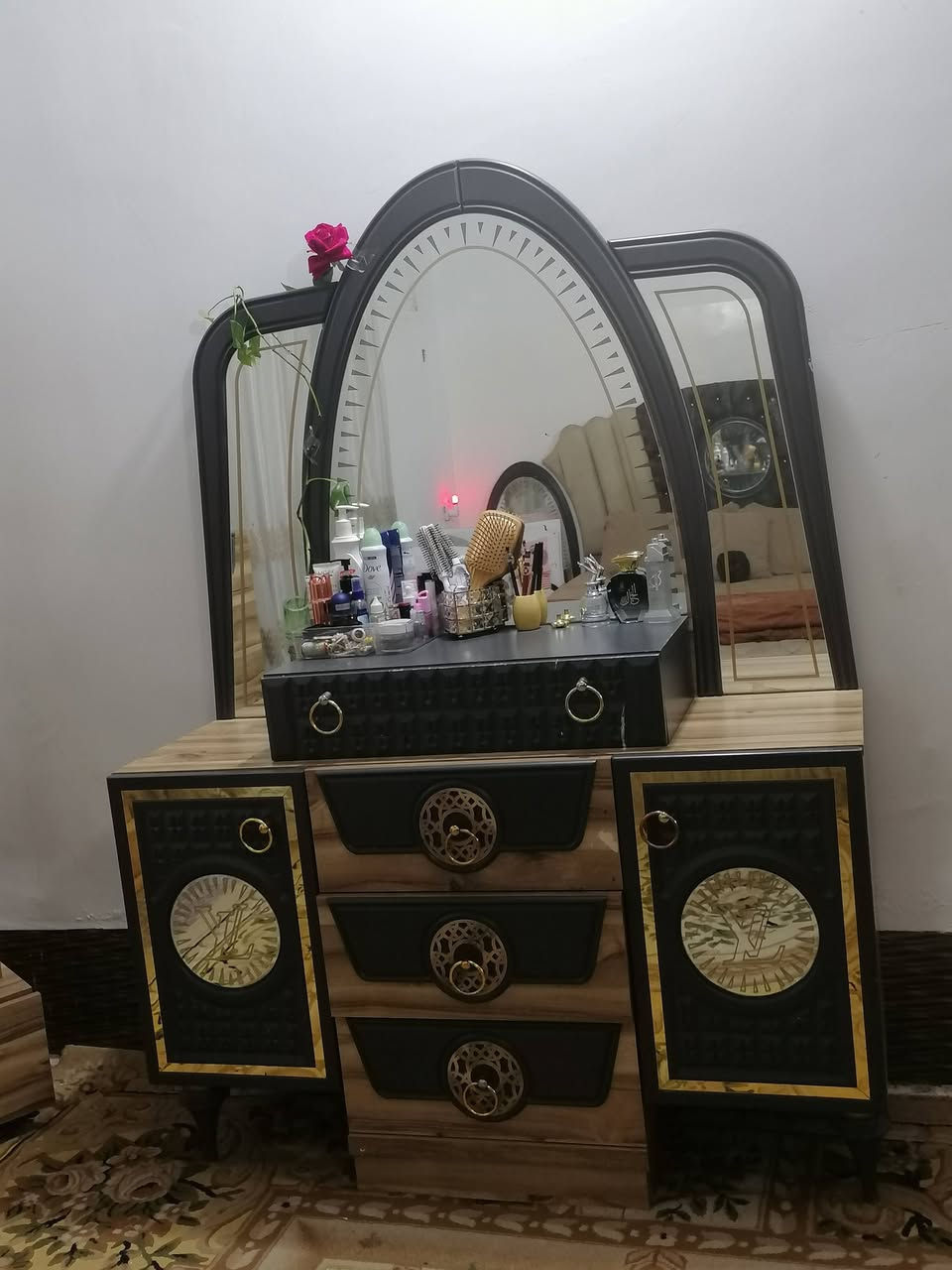 السلام عليكم غرفة نوم تركي 7قطع نظافه 95 ٪ اي ضرر ما بيها مع تخت نجاره عراقيه وياها السعر 800وبيها مجال بسيط كربلاء الاتصال على الرقم ***********
