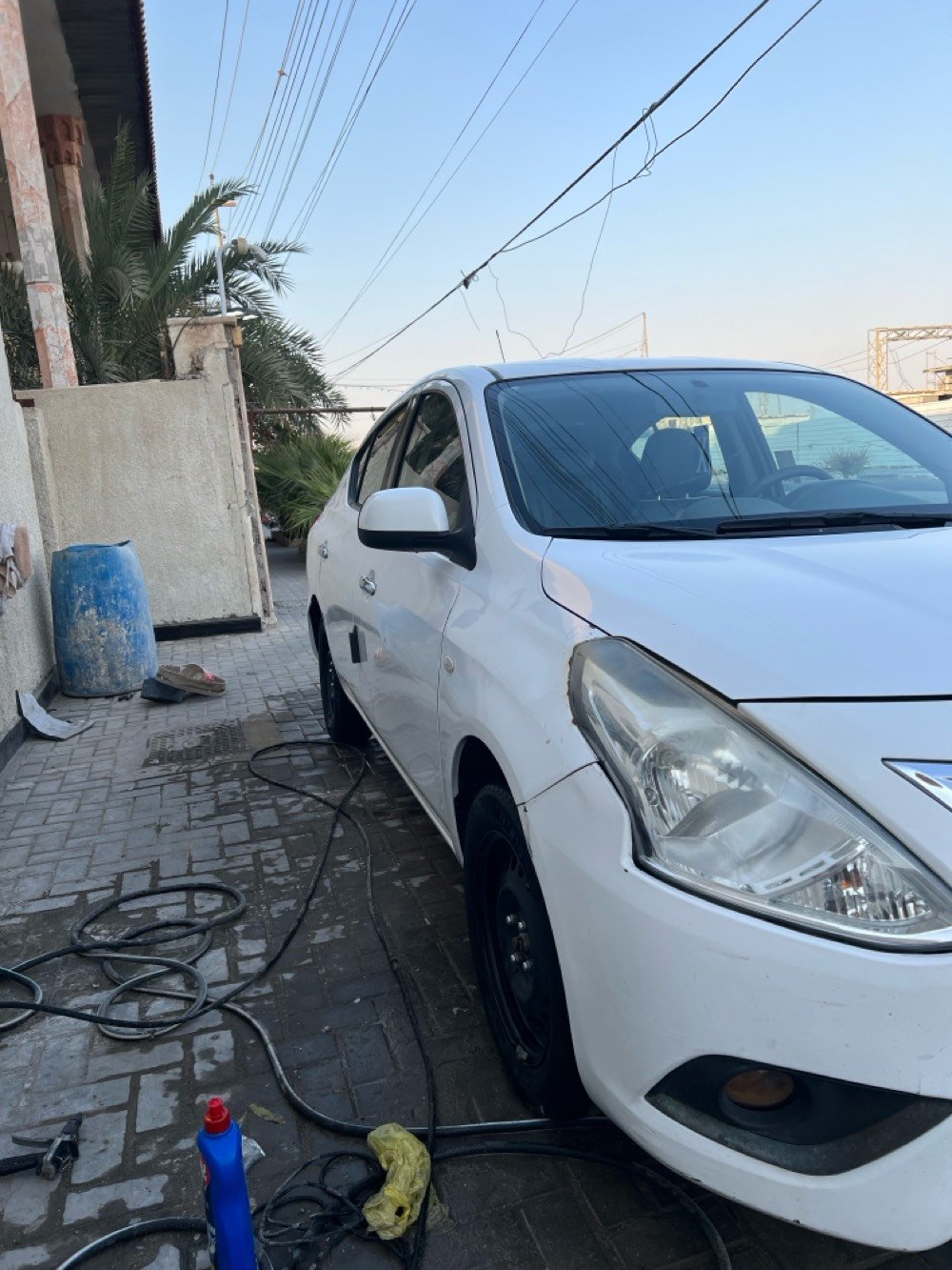 نيسان سني هندي للبيع موديل ٢022 سياره نظيفه استعمال شخصي لا مشتغل بيها تكسي ولا شي مداريه ما متعبه ماشيه 99 الف كيلو كامله من كلشي وما ناقصه شي سياره فول الفول رايده ب97 وبيها مجال