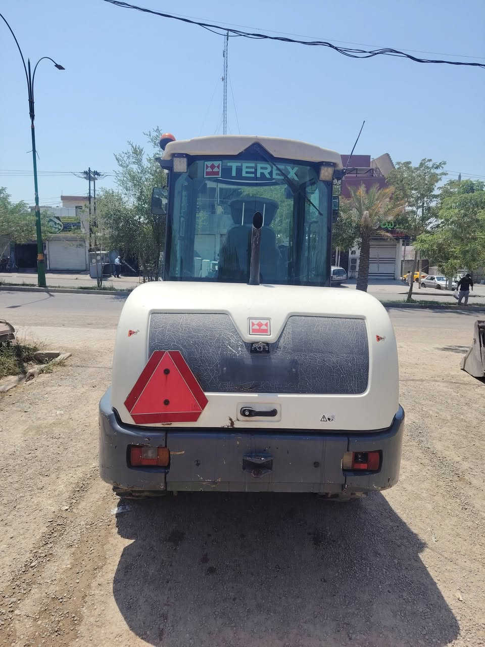 TEREX/للبيع 
2011 موديل 
تبريد بلادي 
اكسل كبير 3 طگات 
مشتغل 7600 ساعة
طخم تاير جديد 
مكان كركوك سعر 290 $
مع المجال رقم سليمانيه 
حصة گاز
***********
