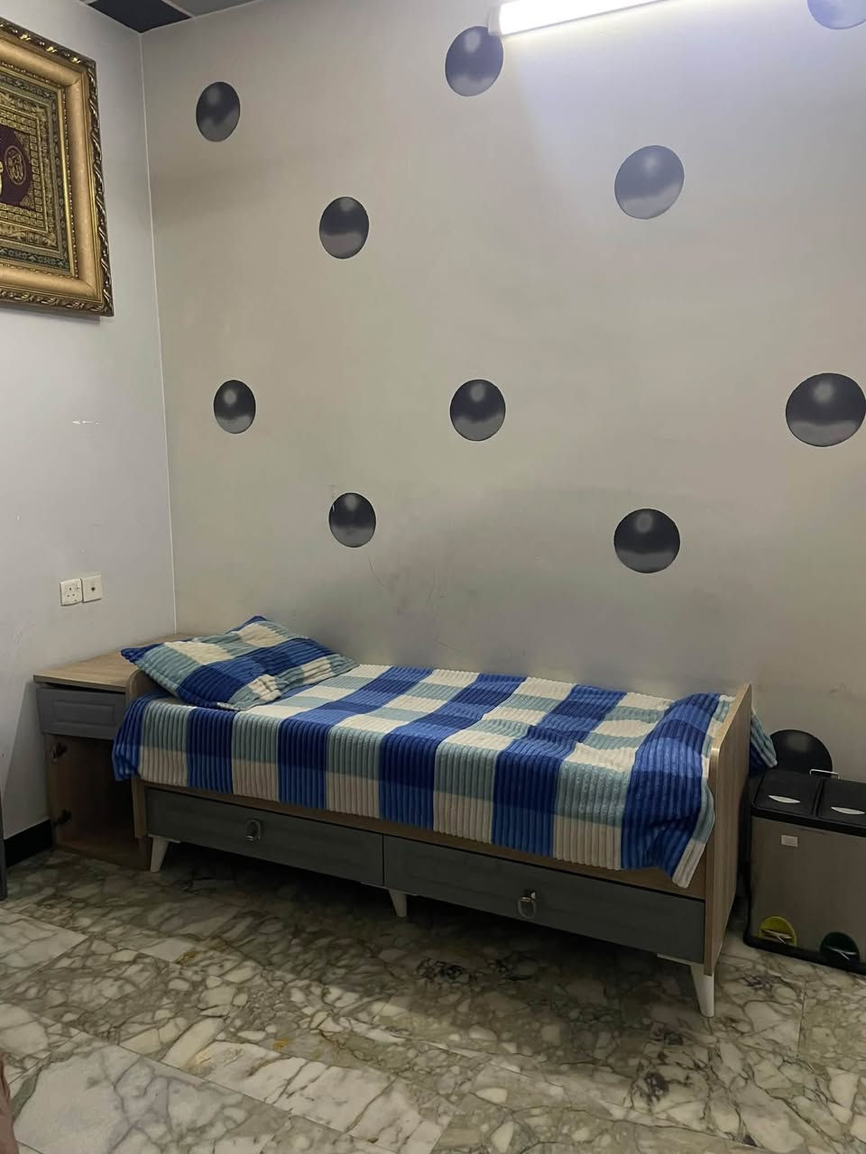 السلام عليكم متوفر عندي سرير مشتريتة من بيت النونو الكرادة اخذتة ب٣٥٠رايدتة ب١٥٠ يصير سرير ويصير كاروك للأستفسار اكثر
***********مكاني بغداد

