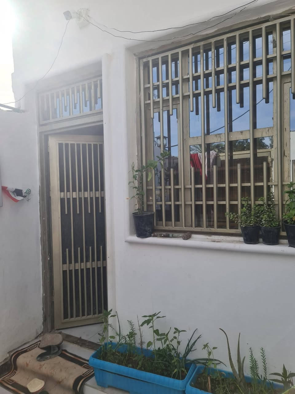 بيت للبيع طابو زراعي المالك عراقي ١٠٠ متر 
يتكون من غرفتين غرفة جوى وغرفة فوك ديوانيه هول 
ديوانيه مطبخ حمام منور  بناء جديد 
تنومه نهر حسن فرع القاعه الحديد
***********
