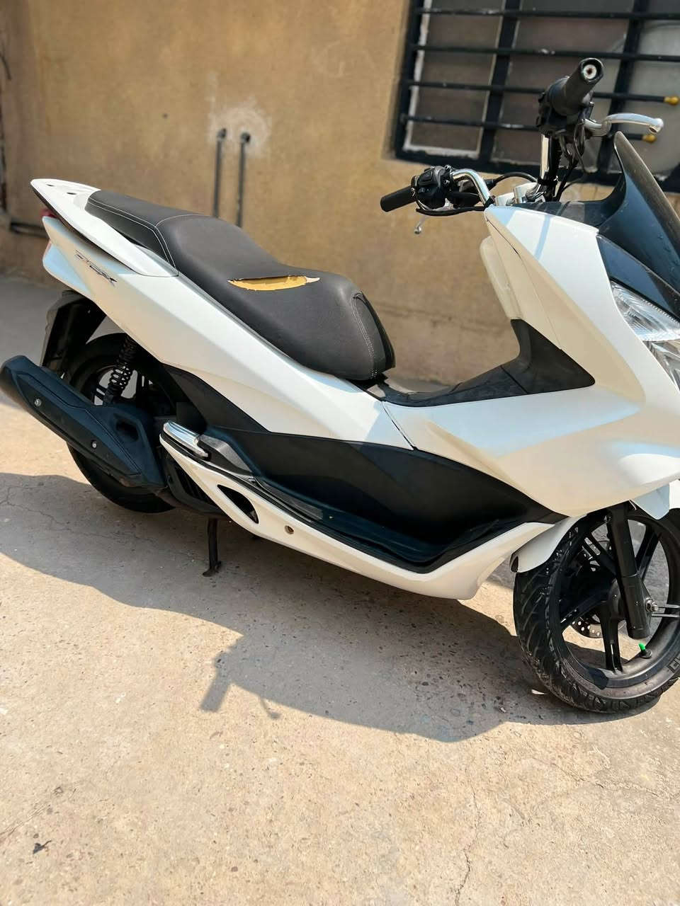 السلام عليكم Pcx  جيل الثاني مكفوله كفاله عامه  مكينه 125حساس ازدحام وحساس ستان  دراجه مال جناي قبل شهرين نزلته السعر مليون و ٨٥٠ الهاتف ‭***********‬ العنوان بغدادالزعفرانيه
