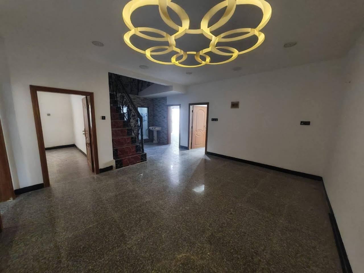 بيت الايجار  🏠مساحته ١٠٠متر نضيف جداً  ✅

يحتوي على غرفتين نوم واستقبال وكنيدور ومطبخ وصحيات ✅قيمه الايجار  ٤٥٠قفل

الموقع  حي الاساتذه 🌏قرب مستوصف حي الاساتذه ✅

الاستفسار الإتصال بالرقم  ‎***********متوفر واتساب ✅
