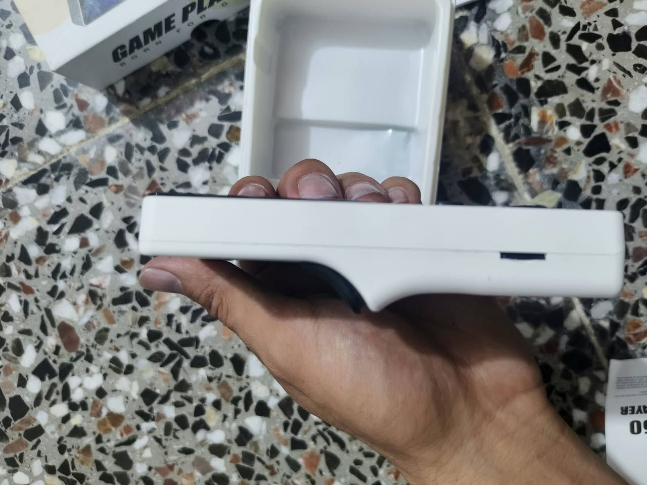 هاذ جهاز كلش حلو وراقي
يشبه النيتندو عباره جهاز محمول بيه ألعاب بلاي  1 + 2 
وبيه العاب الجيل القديم كلش حلو وتكدر تباوع بيه أفلام 
وطك صوره وكلش حلو وتكدر ايضا تنزل بيه ألعاب
بيه العاب مايقارب مليون وانته صاعد من الجيل القديم
السعر 75 وبيه مجال الرقم ***********
