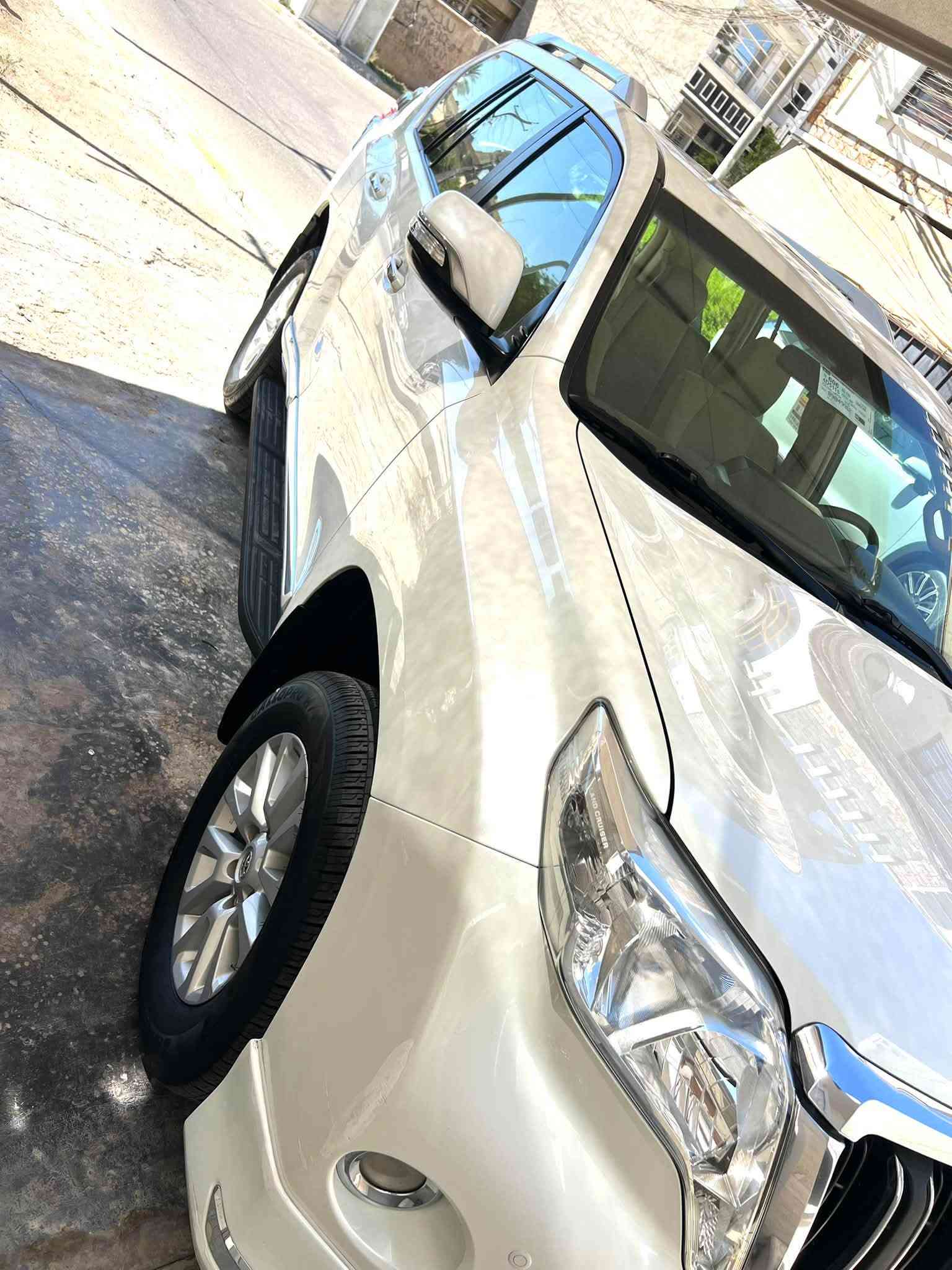 السلام عليكم
تويوتا برادو موديل 2017 TXL
وكاله الساير كويتي  
محرك 4000 V6
سلايت بصمه دخول ذكي
تحكم استيرن جهتين 
دبل تانكي و 7 راكب
تبريد مركزي 3 قطع
فور ويل ومانع انزلاق 
شاشه وكامرا وحساس امامي وخلفي
كشنات مخمل وكهرباء عدد 2
ماشيه 120000 الف KM
شاشه  وكامرا
ويل حجم 17 انج
تحويل وكآله موجود 
السعر 33500
سياره جديده ومكفوله 
***********
***********
