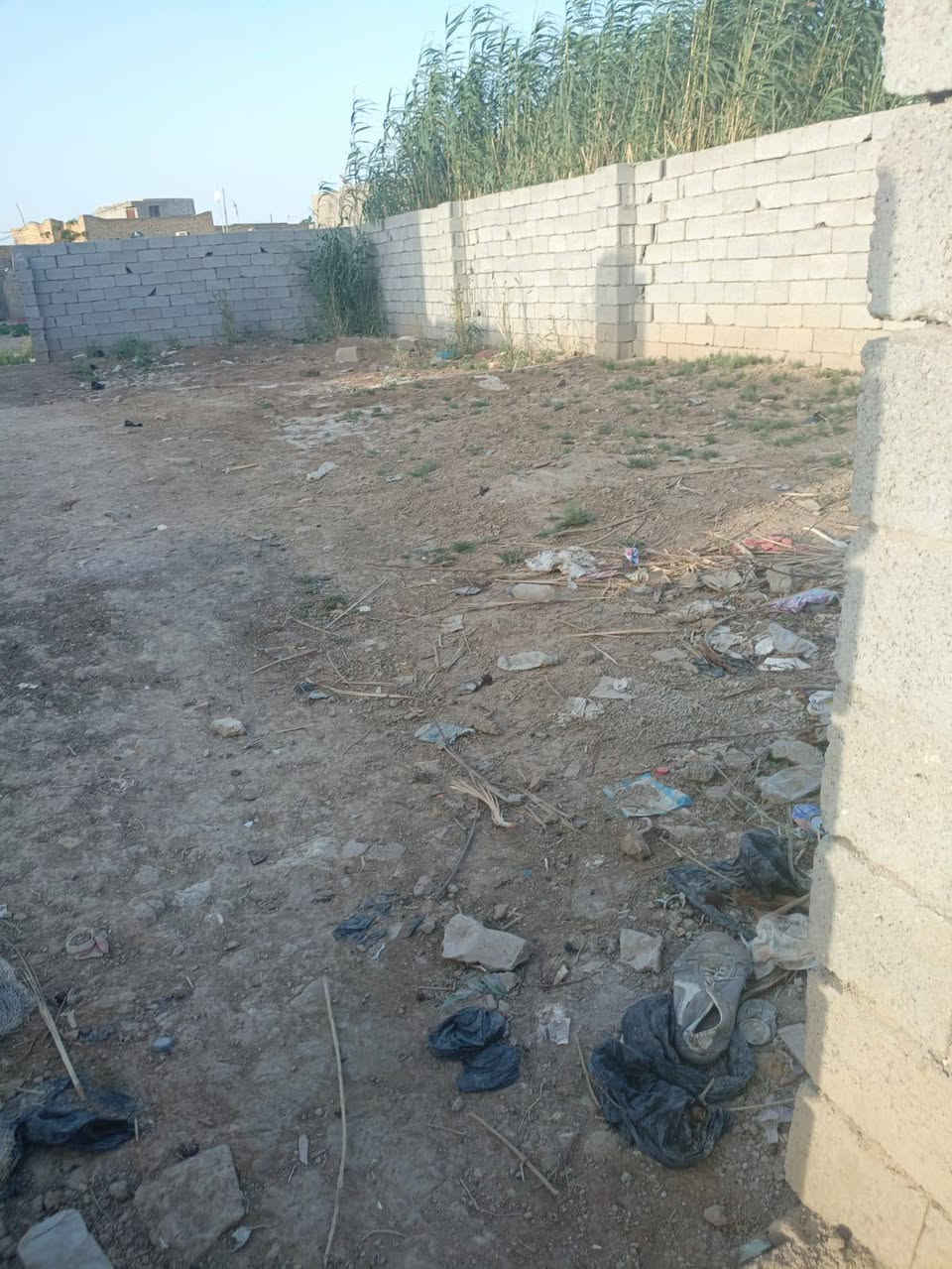 قطعه زراعي للبيع خلف جسر البدعه عالجهه اليسرى مساحتها 220 م  ركن على شارعين بيها بتلو بيت كامل ومسيجه ببلوك جاهزه للبناء السعر 16 وبيها مجال للاستفسار الاتصال بالرقم ***********
