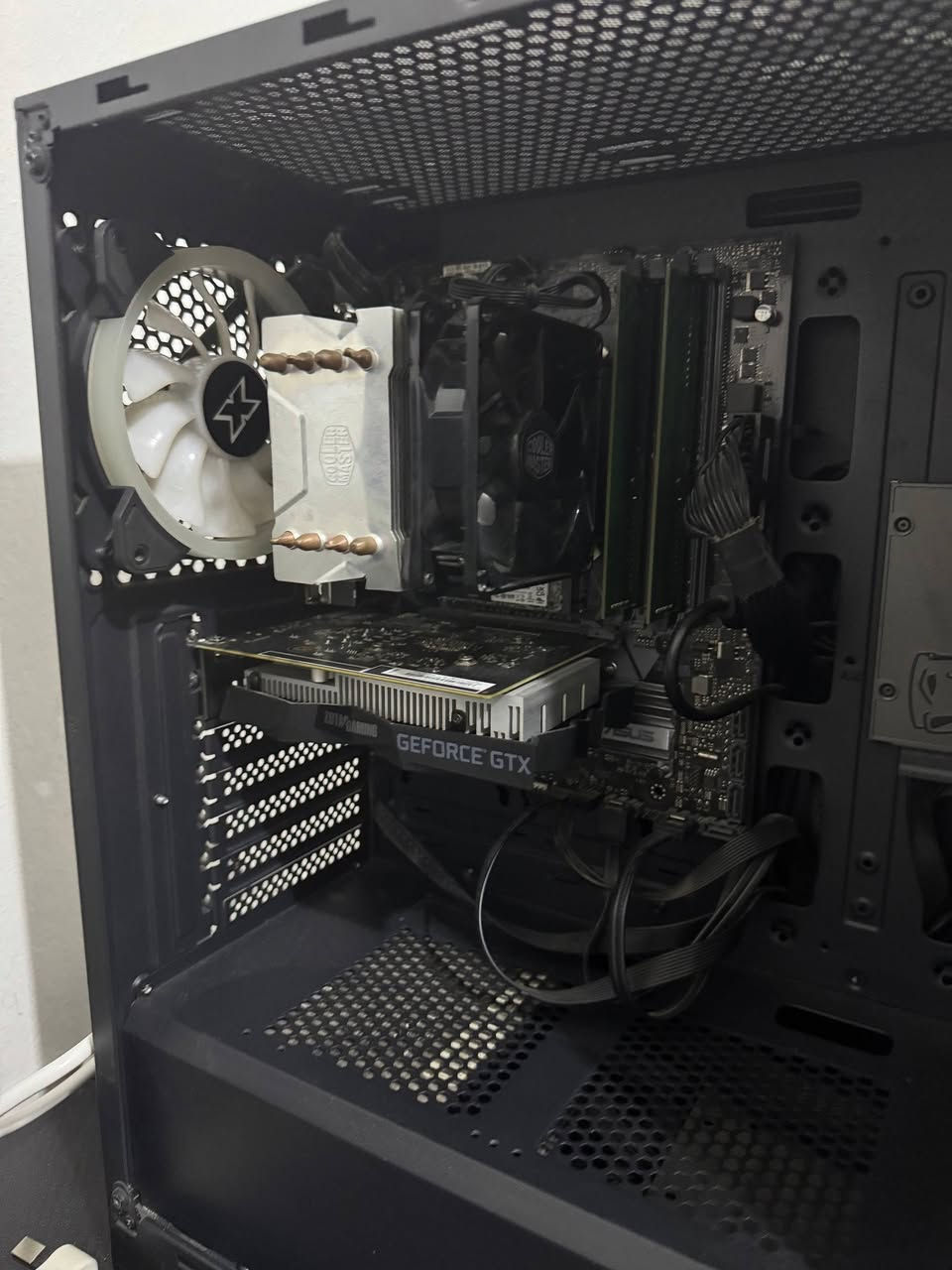 تجميعة pc مع شاشه 
للبيع
المعالج I5 8500
كرت الشاشه Gtx1650 zotac
مذربورد asus B360m
رامات 16 2666 2*8 من شركه Crucial
التخزين m.2 128 transcend
التخزين ssd 128 kingston
التخزين hdd 1t
باور سبلاي 550w Zalman bronze 80
مبرد هوائي من شركه كولر ماستر
كيس من شركه xigmatek 4fan
 ---
الشاشه game on
165hz
1ms
Full hd
Ips
السعر 550 الف وبيها مجال حك الجيه مكاني بغداد
للتواصل *********** .❤️
