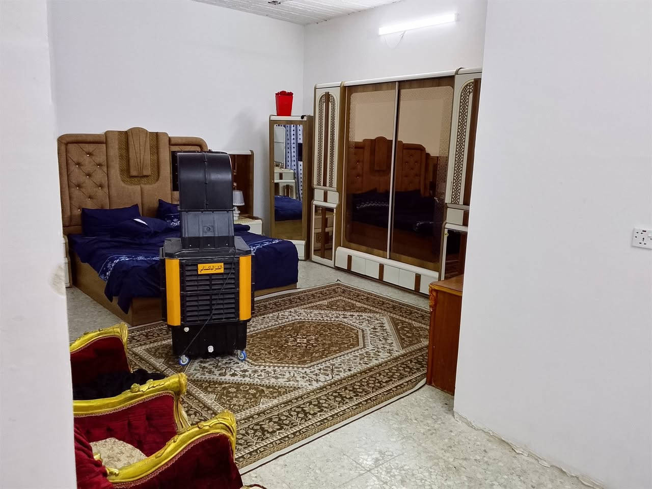 بيت طابو مساحته 150م جبه 7ونص ونزال 20بيت طابقين ونص
اربع غرف نوم نضام سويت طابق الاول حديقه +طرمه +ستقبال +مطبخ +صاله +غرفه+حمام+ترك
طابق ثاني غرف ثنين نضام سويت +صاله 
طابق ثالث غرفه وحمام ومطبخ نضام شقق +سطح ارضي +سطح نضام محميه حيوانات 
بيت حديث وعالي عن الشارع  سعر 180 مليون وقابل للتفاوض رقم ***********
رقم ***********
