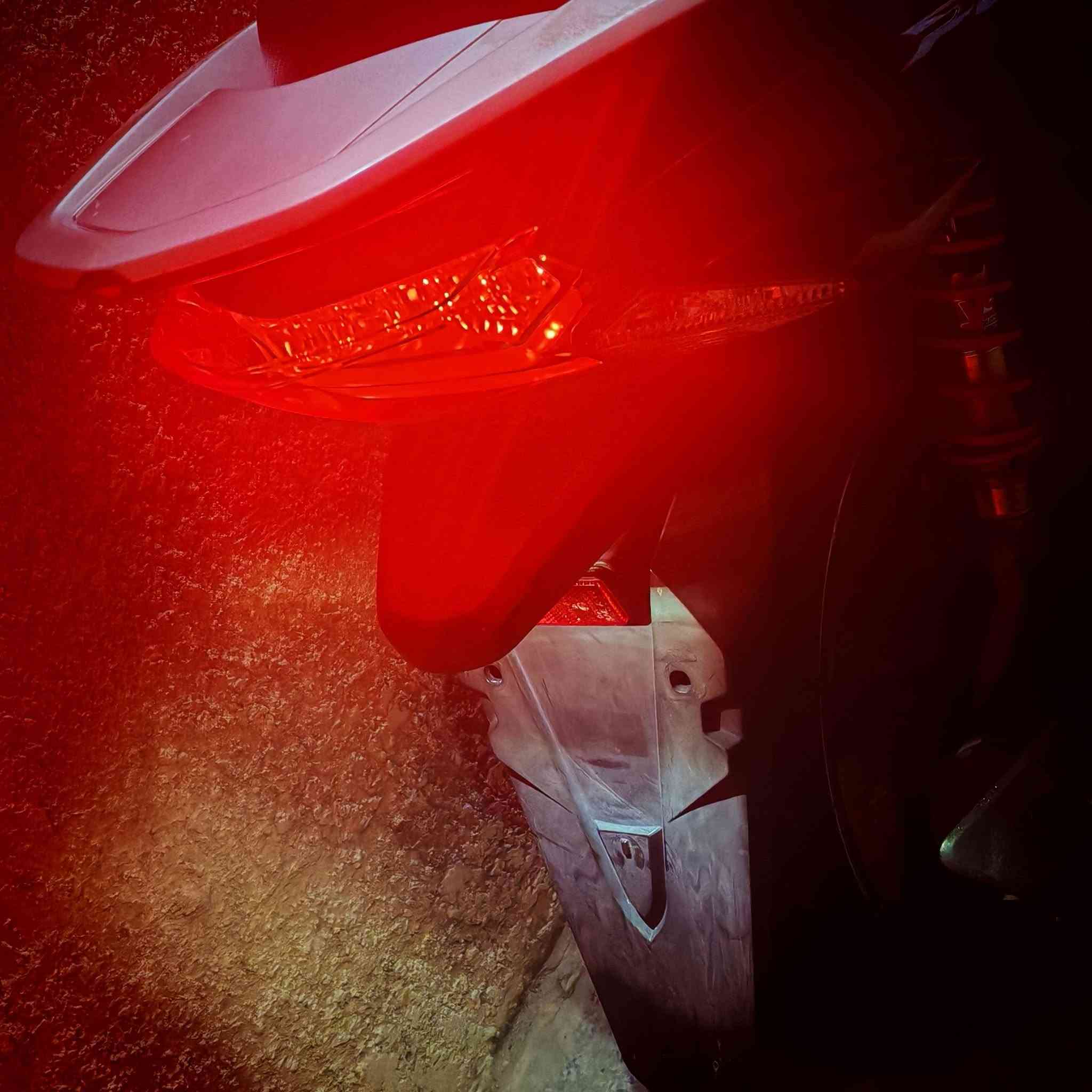 سلام عليكم بي سي اكس جيل 2 125cc بدل الايت مو تجاري أصلي اني اخذتة من دراجة رنبة دراجة نضيفة بس نواقص بصيطة مراوس جيل 1 او 2 أبيض او 3 سعر 14 ورقة بيها مجال مو شراي لا يدك رقم ***********
