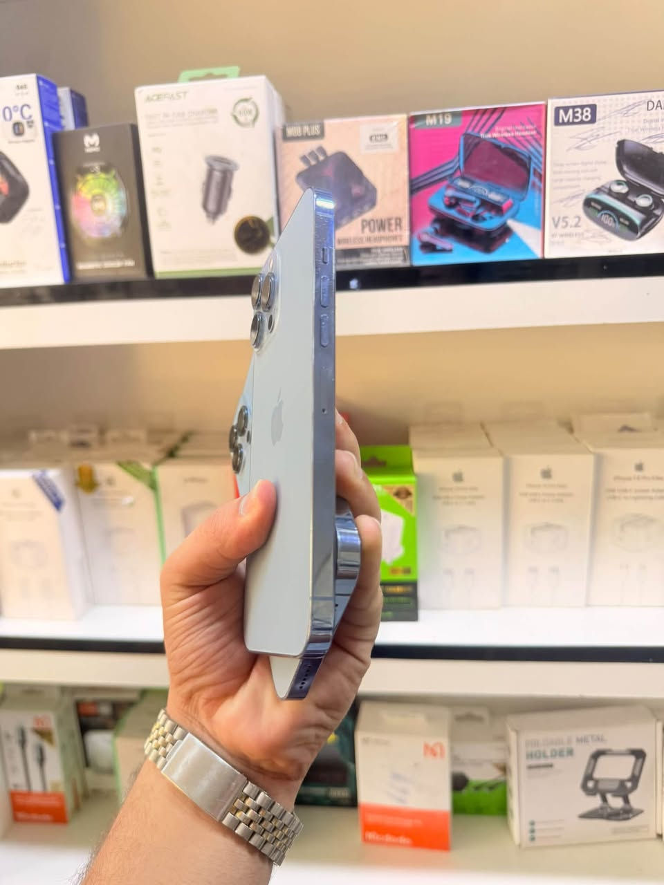 السلام عليكم 🫡
للبيع قطعتين ١٣ 
الاول iPhone 13 pro max 
ذاكرا 256 
بطاريه 83% بلاد 
نموذج M
نضافه 90% لون بحري 
الجهاز فول فقط مبدل شاشه اصليه اصليه مو تجاري كله شغال مابيه اي خلل السعر قفل ٤٤٠ الف قفل 
الثاني iPhone 13 pro max 
ذاكرا 256 
بطاريه 88% بلاد 
نموذج M شرق اوسط 
الجهاز مبدل فقط شاشه اصليه تفصيخ قطعه مستعمله ومبدل كامرا هماتين اصليه كله شغال مابيه اي خلل فول وضمان بالقطعتين السعر قفل ٤٣٠ الف مكاني بغداد مدينه الصدر رقمي ***********
