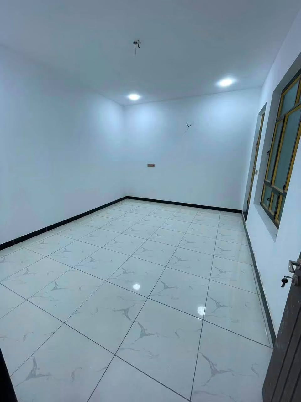 150 متر 
السعر 290 مليون وبي مجال 
البناء🏗️
الطابق الارضي 

صاله وغرفه نوم ومطبخ 

ومنوورر وخدمات 

الطابق الثاني 3 غرف نوم وخدمات 

الموقع حي الجهاد ديوان المخابرات 

*********** متوفر واتساب
