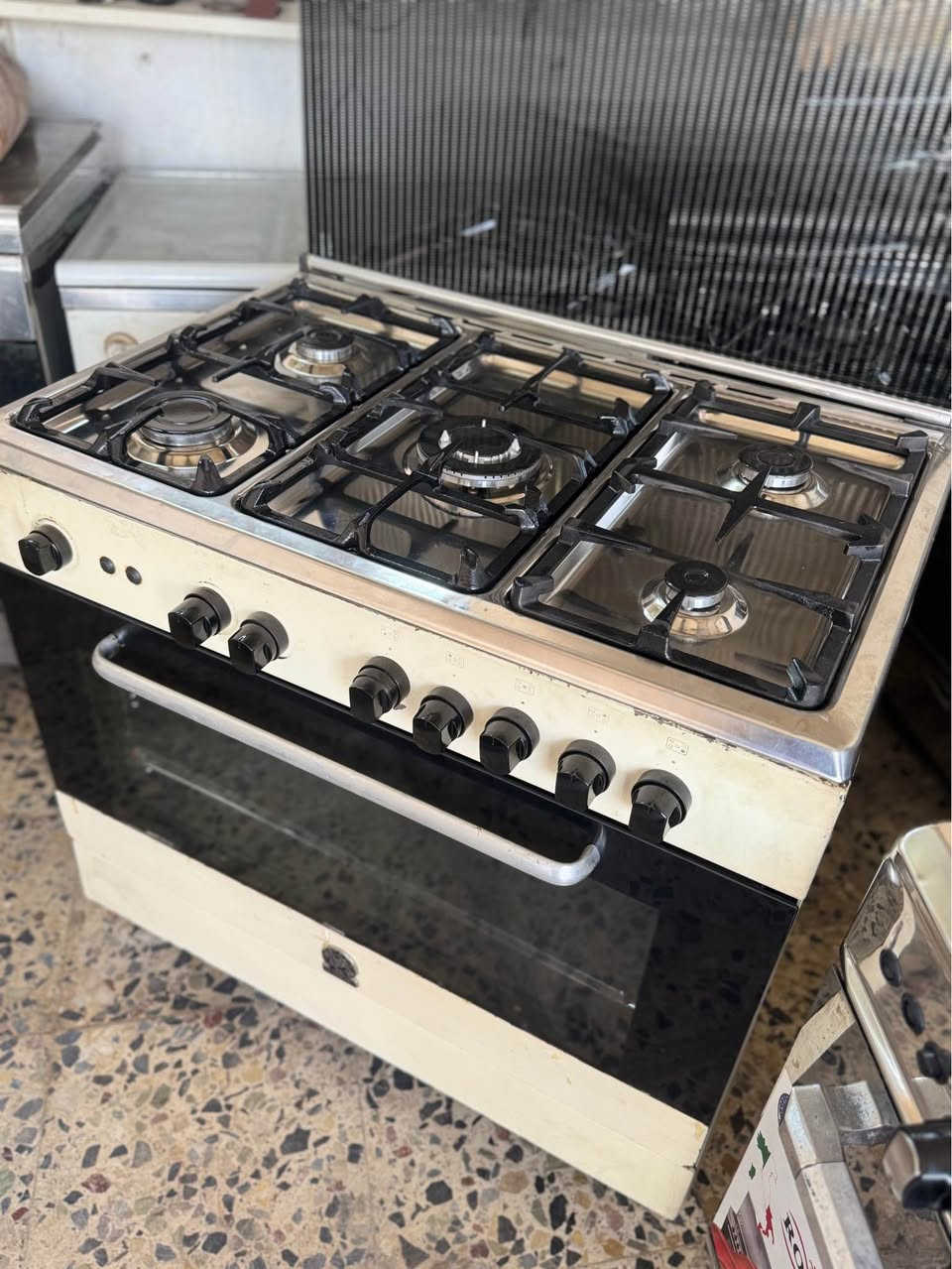 طباخ جيرمني أيطالي شرط الباب الأول  والمتانة عل فحص نار زركه فوك وجوه العنوان كربلاء بدايه الامن الداخلي سعر ٢٠٠ وبي مجال *********** كربلاء, العراق
