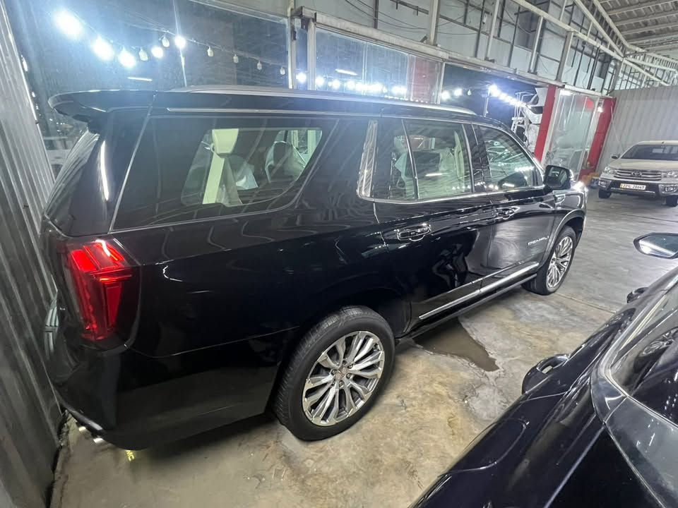 للبيع: جي ام سي يوكون دينالي (GMC Yukon Denali) موديل 2023
 المواصفات العامة: وارد خليجي (وكالة المنصور).
 المحرك والدفع: 8 سلندر (سعة 6.2L)، قير أوتماتيك، دفع رباعي 4x4.
 المسافة المقطوعة: 60,000 كم.
 اللون والداخلية: أسود / مقاعد جلد (7 مقاعد).
 حالة البودي: كفالة، يوجد تعديل بسيط (شبر واحد فقط)، وتقرير السونر مرفق مع الصور.
 اللوحة: بغداد خصوصي.
أبرز المواصفات والتجهيزات:
 سقف بانورامي، فتحة سقف، وبصمة تشغيل ودخول ذكي.
 شاشة عرض كبيرة، نظام أبل كاربلاي، لوحة قيادة رقمية، وشاحن لاسلكي.
 كاميرات 360 درجة، كاميرا خلفية وأمامية، ومستشعرات وقوف (حساسات).
 تدفئة وتبريد المقاعد، مقاعد كهربائية، وتدفئة مقود القيادة.
 نظام هيدروليك/التحكم بالارتفاع، مراقبة النقطة العمياء، ورادار مانع تصادم.
 نظام فرملة الطوارئ، تحديد المسار، والتحكم على المنحدرات.
 عرض المعلومات على الزجاج الأمامي (Head-Up Display).
 صندوق خلفي كهربائي، إنارة محيطية، ومصابيح زينون / LED أمامية.
السعر: 48,000 دولار ($48,000)
للتواصل والاستفسار المباشر:
 أبو أنور: ***********
 أبو حسين: ***********
