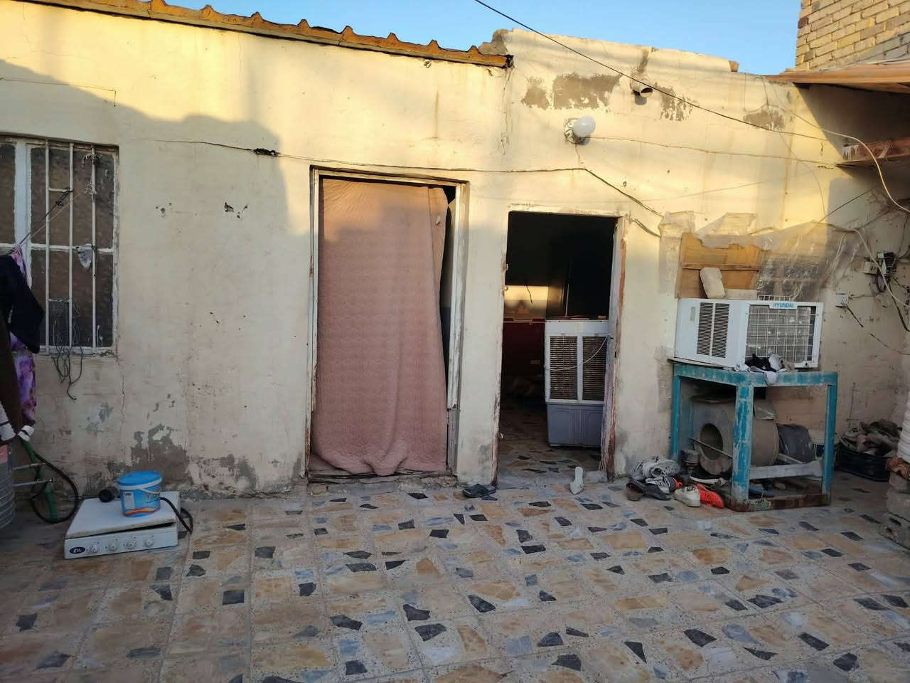 السلام عليكم بيت للبيع مساحه 100 مربعه غرفه وصاله ومطبخ وستقبال 22 وبي مجال للاتصال ***********
