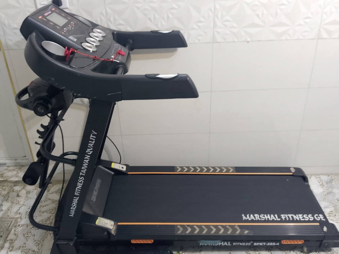جهاز جري للبيع
الماني شركة مارشال (Marshall)
سرعة تتحكم بيها وتوصل  ١٤ كم
ويصير جبلي وقابل للطي 
نضافة موضحة بالصورة
والجهاز بي مال تكسير شحوم البطن موجودة بالصورة
سعر ٢٥٠ الف
للتواصل رقمي *********** واتساب فقط .
مكاني بغداد الشعلة .
