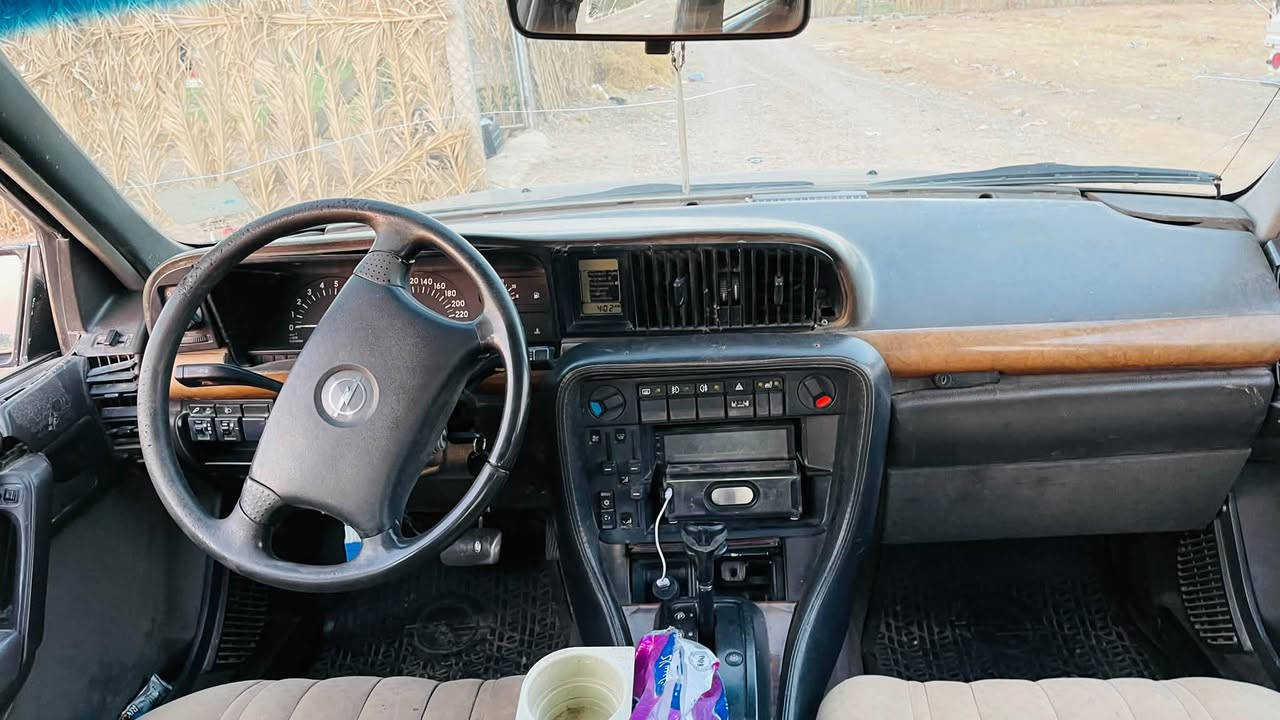 السلام عليكم 
للبيع اوبل سيناتور محرك ٦ اسلندر 
سياره ابلاديه مكفوله من ضربه وصبغ 
گير محرك صدر تخم تاير جديد 
تدفئه وتبريد رقم نينوى الماني تحويل مباشر 
السعر ٣٠ وبيها مجال بصيط 
الموقع / صلاح الدين قضاء الضلوعيه 
الاستفسار ع الرقم ***********
