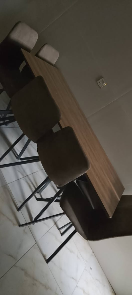 طاولة طعام • ٦ كراسي • قليل الاستخدام