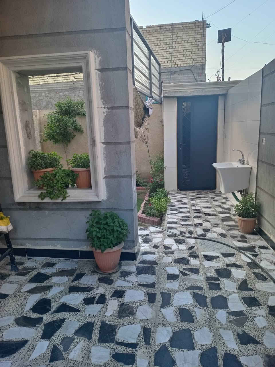 🏡 للبيع بيت سكني بمساحة 200 متر
بيت بموقع مناسب وشارع نظيف، يتميز بتوزيع عملي ومساحات مناسبة للعائلة، بالإضافة إلى حديقة تضيف مساحة جميلة للبيت 
الموقع دوانم الشعلة شارع حسينية ابو هاتو 

🔹 تفاصيل البيت:
الطابق الأرضي:
• استقبال
• صالة معيشة
• غرفة نوم
• حمام
• مطبخ مفتوح
• تركين خارجيات
• درج دوّار

الطابق الثاني:
• 3 غرف نوم
• حمام

الطابق الثالث:
• غرفة
• بيتونة

🌿 حديقة + توزيع عملي + شارع نظيف وموقع مناسب

📞 للاستعلام والتفاصيل يرجى التواصل على الرقم:***********
