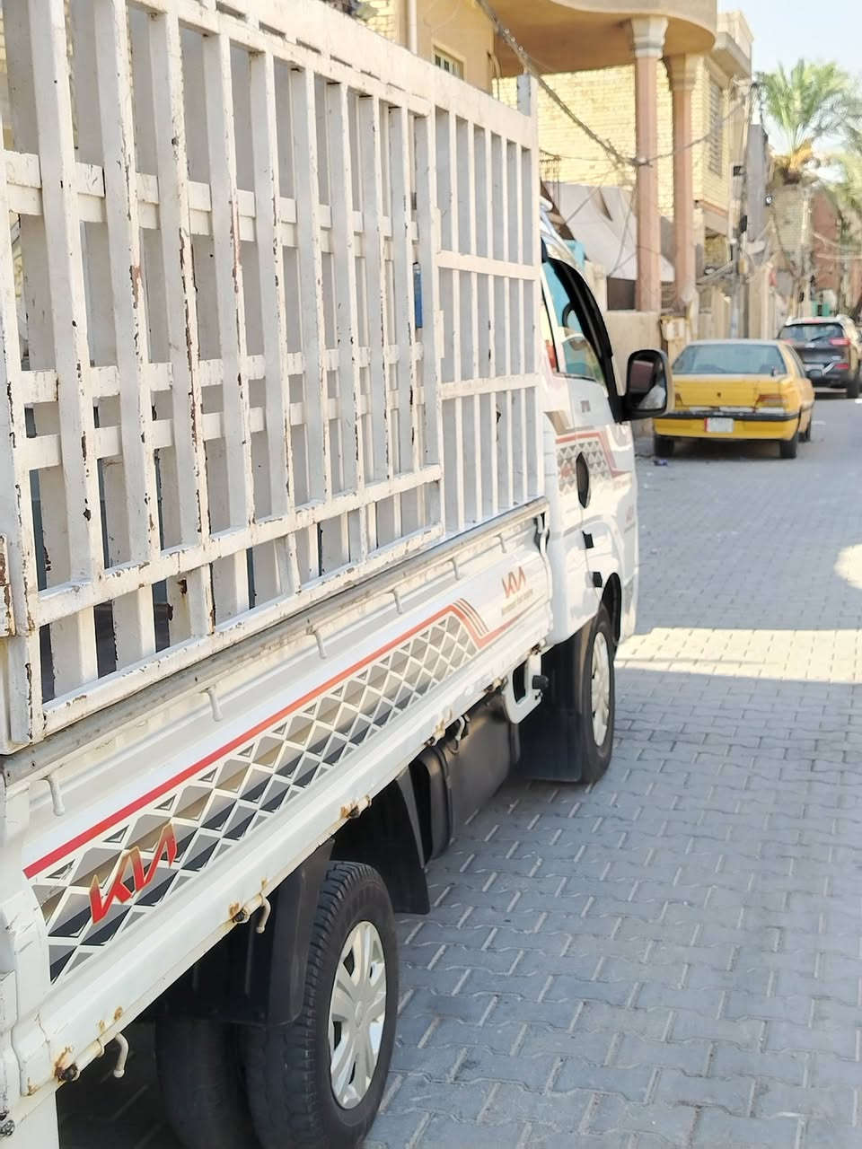 كية حمل 2700 موديل 2013 رقم بغداد انكليزي باسمي محرك جديد كير جديد تخم تاير كهربائيات كلها شغالة رقم الشاص واضح نقص بس تبريد سيارة كل نقص مابيها خير من الله الشراي يتصل على الرقم *********** سعر دفتر قفل
