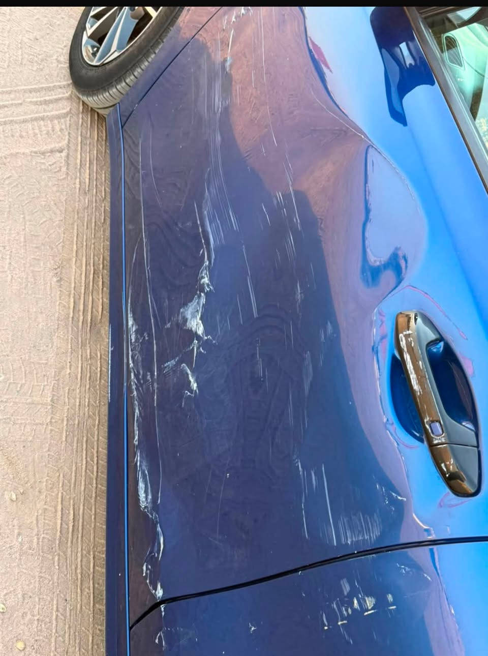 السلام عليكم كيا فورتي نص فول  موديل ٢٠٢٤ الون ازرك چويتي  سياره نضيفه وخير من الله حداديه تخم تاير برغي مامفتوح بيها محرك 2.0 دوش  السياره ابيعها على حادثها باب السايق فقط الباقي كفاله عامه السعر ١٤٢ وبيها مجال بسيط حك الجيه الاتصال على الرقم ***********

