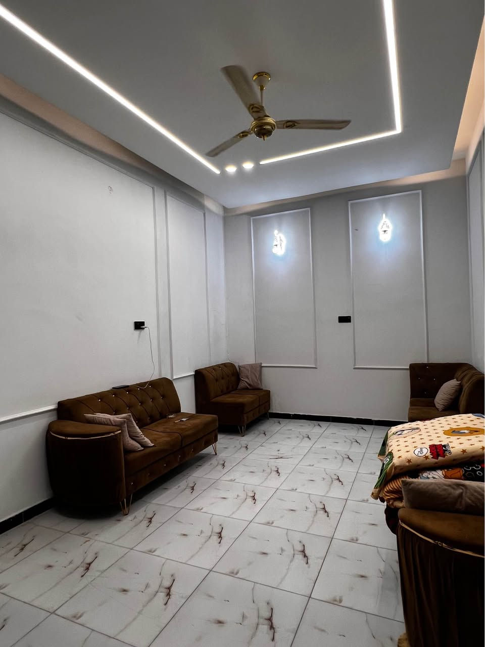 منزل للبيع المساحة 175 متر طابقين بناء حديث يحتوي 📍 في التنومة الصالحية شارع اللواء يبعد مسافه 300م عن شارع ابو مهدي المهندس ، و 500م عن الجسر الإيطالي 📍 طابو زراعي المالك عراقي 📑
الطابق الاول يحتوي على غرف منام عدد 2 وصاله واستقبال ومطبخ وصحيات داخلية وخارجية وكراج 
والطابق الثاني يحتوي على غرف منام عدد 3 وصحيات وصاله 
السعر 190 مليون وقابل للتفاوض 
للتواصل والاستفسار : *********** البصرة, العراق
