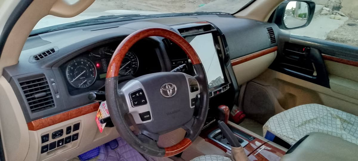 السلام عليكم
عندي لاندكروز ٢٠١٢ بريمية ام الطفاية
فووول مواصفات
٨ايرباك 
كشنات جلد وكهرباء 
تحكم ستيرن جهتين
شاشة تسلا
مرايات شفط 
زراك لايت 
وبقية المواصفات المعروفة 
رقم بغداد سنوية بأسمي 
مكفولة من الحادث بيهة مكانات صغار صبغ
للاستفسار ***********
مكان السيارة الرمادي
