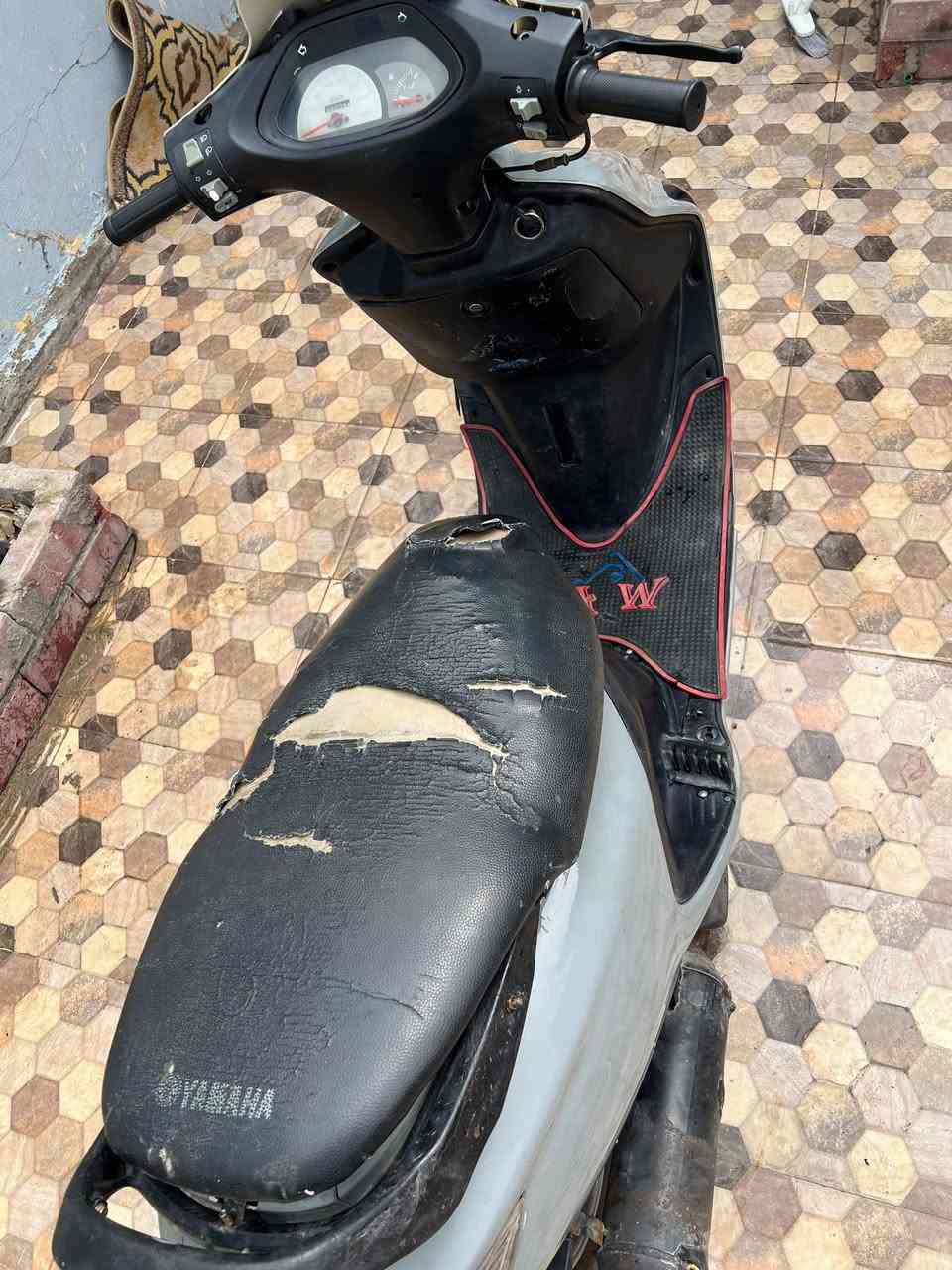 سلام عليكم للبيع دراجه فراشه فحل كفرات ابلادي مكينه ماكس ولفات مبدله فقط دراجه شلعه معدل حلوه  كهربائيات كله شغاله طوافه بانزين شغاله نقصه بس باتري لايتات عالي ناصي شغال اشاير شغالات دبلات شغالات تايرات جدد امامي خلفي مكان الدراجه ابصخير الحيره السعر 325 وبيه مجال للطيبين رقم الموبايل ***********
