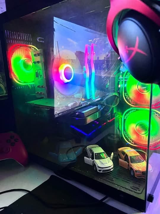 🖥️🔥 تجميعة Gaming كاملة للبيع – باكدج متكامل 🔥🎮
فرصة مميزة لامتلاك ست أب Gaming متكامل، جاهز للألعاب والبث وصناعة المحتوى، وجميع القطع بحالة نظيفة جداً.
💻 مواصفات الحاسبة:
🔹 المعالج: AMD Ryzen 5 5600X
🔹 كرت الشاشة: ASUS Dual RTX 3060 Ti 8GB OC
🔹 اللوحة الأم: ASUS Prime B450M-A
🔹 الرام: 16GB (2×8GB) T-Force Delta RGB 3600MHz
🔹 التخزين: NVMe 256GB
🔹 هارد إضافي: Toshiba 1TB 7200RPM
🔹 الباور: MSI 600W A600DN
🔹 التبريد: DeepCool GAMMAXX AG400
🔹 الكيس: MASS 04 Plus
🔹 التبريد والإضاءة: 7×120mm RGB Fans
🖥️ الشاشات والملحقات:
🔥 شاشة ASUS 4K – 165Hz
🔥 شاشة إضافية Acer
🔥 كيبورد + ماوس Glorious
🔥 كيبورد + ماوس إضافي Dragon
🔥 سماعة HyperX Cloud II
🔥 Joystick Xbox
🔥 كرسي Gaming أصلي
🔥 ماوس باد Logitech أصلي
🔥 دركسون Logitech G29
🔥 كاميرا خارجية
🔥 ملحقات وتجهيزات خاصة للتصوير والبث المباشر 🎥🎙️
📦 والأهم:
✅ كل قطعة مذكورة بالإعلان موجودة معها وصلة/فاتورة الشراء
✅ كارتونة القطعة الأصلية موجودة
✅ القطع محافظة ونظيفة وبحالة ممتازة
✅ كامل الأغراض من مشترياتها الأصلية
✅ الست أب كامل وجاهز للاستخدام مباشرة بدون الحاجة لشراء ملحقات إضافية
🎮 يناسب Gaming + Streaming + Editing + Content Creation
💰 السعر: [3.200.000] وبيهة مجال للشراي
📍 الموقع: [بغداد]
📞 للتواصل: [***********]
🔥 البيع كـ باكدج كامل
الحاسبة + الشاشات + الكيبوردات والماوسات + السماعة + الدركسون + الكرسي + الكاميرا + ملحقات البث والتصوير.
للمهتم الجاد، المعاينة والتجربة قبل الشراء.
