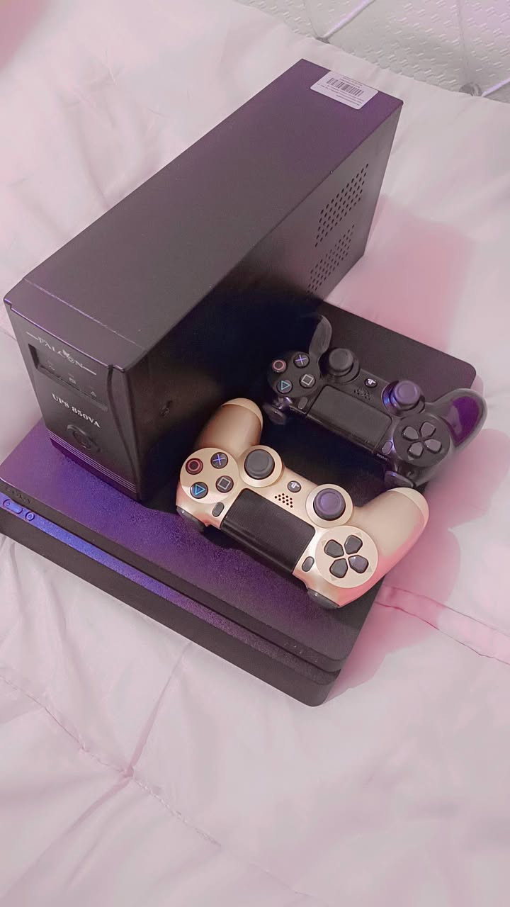 يأتي جهاز بلايستيشن 4 سليم (PS4 Slim) بتصميم أصغر وأكثر هدوءاً وأقل استهلاكاً للطاقة مقارنة بالإصدار الأصلي (Fat)، مع دعم دقة عرض تصل إلى 1080p.المواصفات التقنية الأساسيةالمعالج الرئيسي: وحدة معالجة مركزية AMD "Jaguar" ثمانية النواة (x86-64).معالج الرسوميات (GPU): بقوة 1.84 تيرافلوب، من محرك رسوميات مستند إلى AMD Radeon.ذاكرة الوصول العشوائي (RAM): 8 جيجابايت من نوع GDDR5.سعة التخزين: يتوفر بنسختين 500 جيجابايت أو 1 تيرابايت (من نوع HDD).الأبعاد: 265 × 39 × 288 مم تقريباً.الوزن: 2.1 كغ تقريباً.المنافذ والاتصال:منفذان USB 3.1 Gen1.منفذ AUX.شبكة إيثرنت (سلكية).شبكة لاسلكية واي فاي (يدعم 2.4 جيجاهيرتز و5 جيجاهيرتز).بلوتوث الإصدار 4.0.مشغل الأقراص: قراءة فقط (Blu-ray x6 CAV, DVD x8 CAV).السعر 350 الف واتساب ***********
