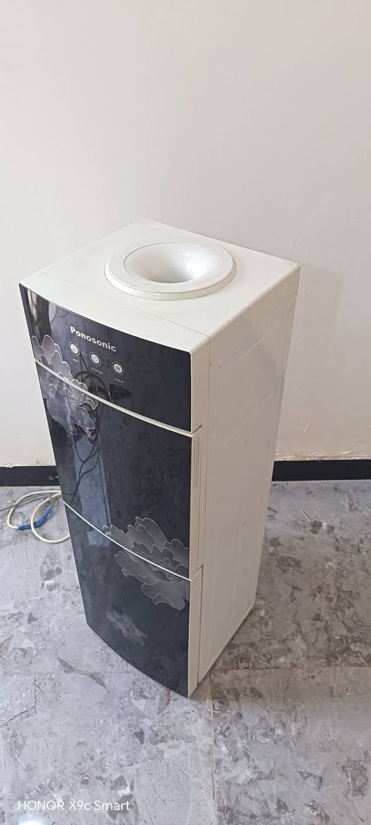 براد ماء للبيع ماء حار بارد شرط تفحص اله تاخذه بسعر ٧٥ الف العنوان الناصرية الإسكان الصناعي ***********
