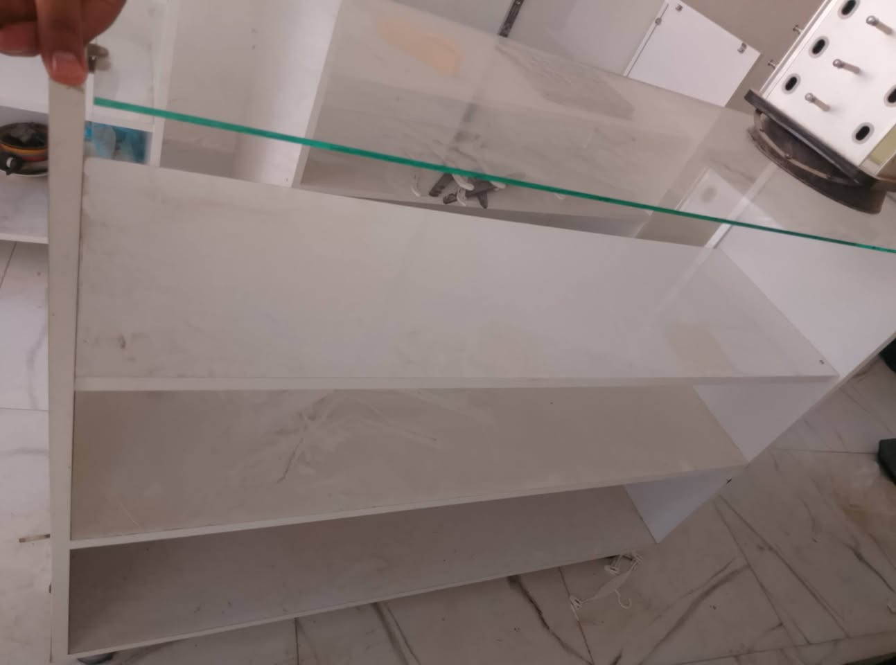 السلام عليكم ميز يجي 3طوابق شغل اصلي 
عدد 6ميوزه سعر ميز الواحد 125قفل من الأخير 
تواصل ***********
