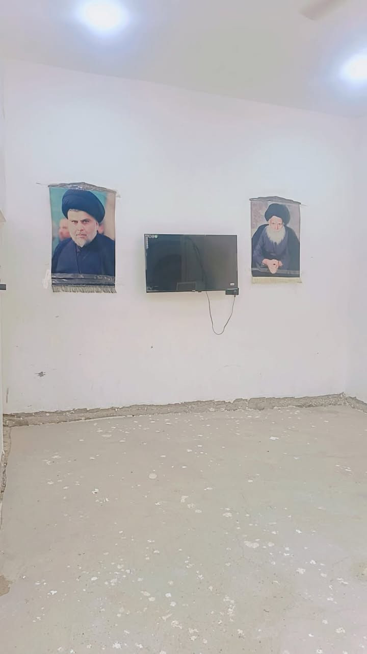 بيت البيع 
مساحة //200
3//غرف 
براني//6امتار
والغرف على //5 امتار
متوفر كهرباء... ماء ... مجاري...
مقابل حي الحضارة 
بناء حديث  سعر 35 وبي مجال***********
@إشارة
