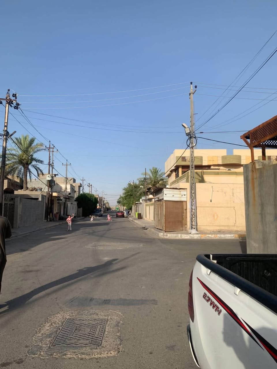 📍تسلسل: 1246

دار للبيع في الفلوجة حي الجولان قرب جامع ابو ايوب الانصاري
طابو صرف سند
المساحة بالسند:١٨٩ م٢
المساحة واقع الحال تقريباً : ٢٣٠ م
الوجه : ١٠م
بناء الالفينات ومرمم حديثاً
الشارع : ١٣ م

🟢 الطابق الاول ( طابوق )
استقبال وغرفتين نوم ومطبخ حار+بارد وصالة وصحيات وحمامات وكراج +حديقة
🟢 الطابق الثاني (بلوك)
غرفتين نوم وصالة 

🟢سعر البيع للعقار: ١٦٥ مليون دينار مع المجال

‏‎⚠️ مكتب دجلة الهندسي للعقارات حي الجولان قرب صناعة الجولان للسيارات مجاور سوبر ماركت الهلال
للاستفسار  الاتصال
‏‭***********‬
‏‭+٩٦٤ ٧٨٢ ٩١٧ ٤٧٠٨‬

نص مكتوب في الصور:
- دار للبيع في الفلوجة حي الجولان شارع ١٣ م