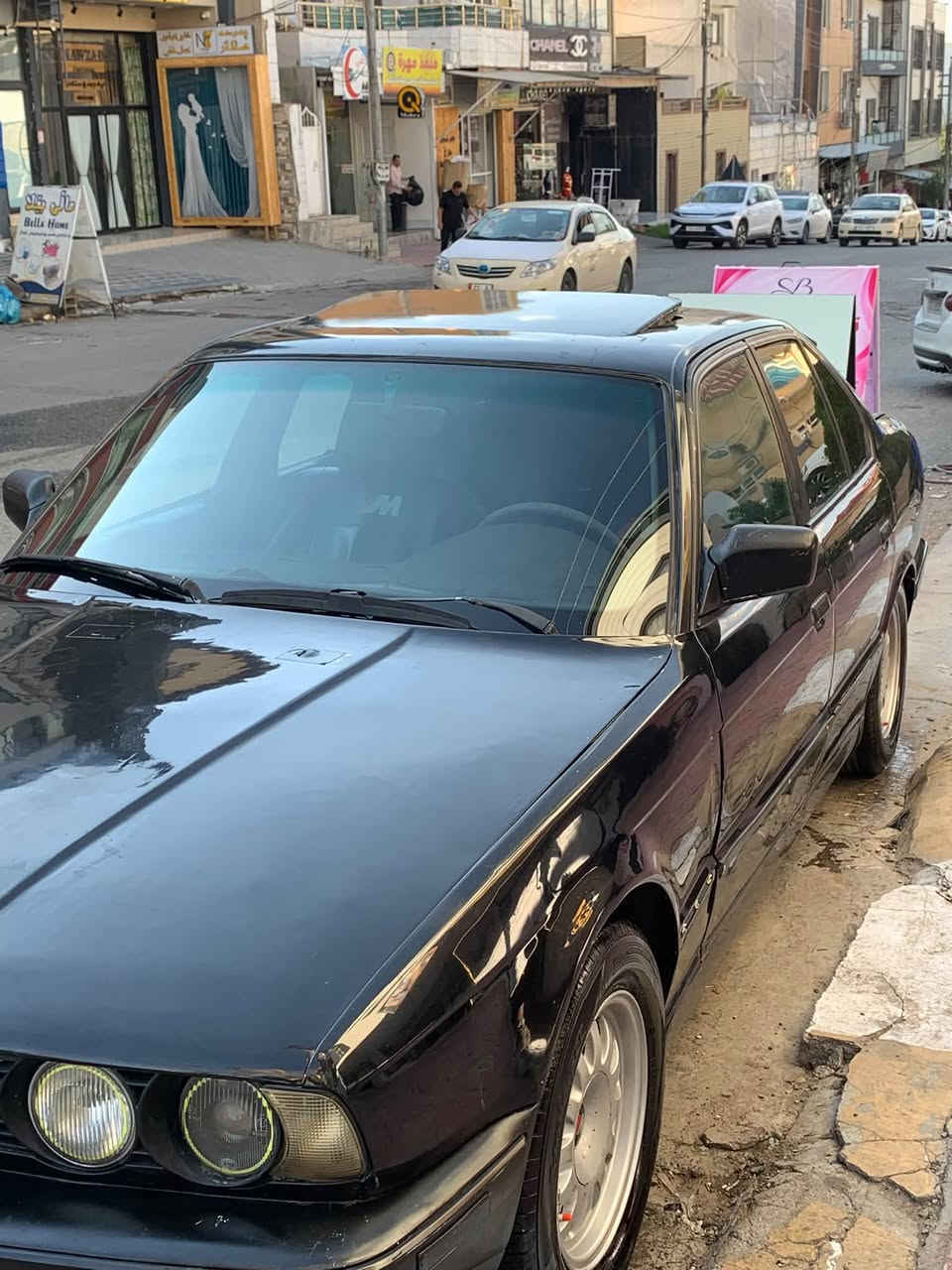 ئه م سه ياره يه بؤ فرؤشتن ٥٢٥گئر حاديي مه كينه كه بس سه ياره كه زؤر توونوو تؤله كامل كاره باي مه زبووته سلايت ئيشه كات بئ ته قه و ره قه يه گئروو مه كينه ي به شه رت هه لمي نه بيت زؤر توونوو تؤله بئ ده حموو لئدراوي ٤رتايه و ويلي تازه ي له سه ره  تئبيني ئارمه ئارمي ون بوه به لام وه كاله ي له گه له به شه رت سعري ٢٢مه عامه له يه كي دؤستانه له سليمانيم ***********
